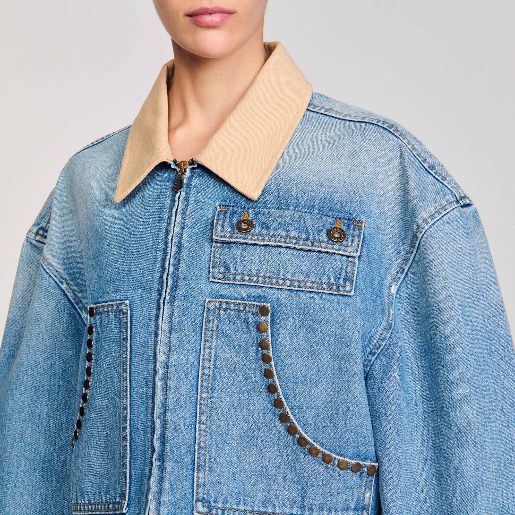 Giubbotto di jeans con borchie