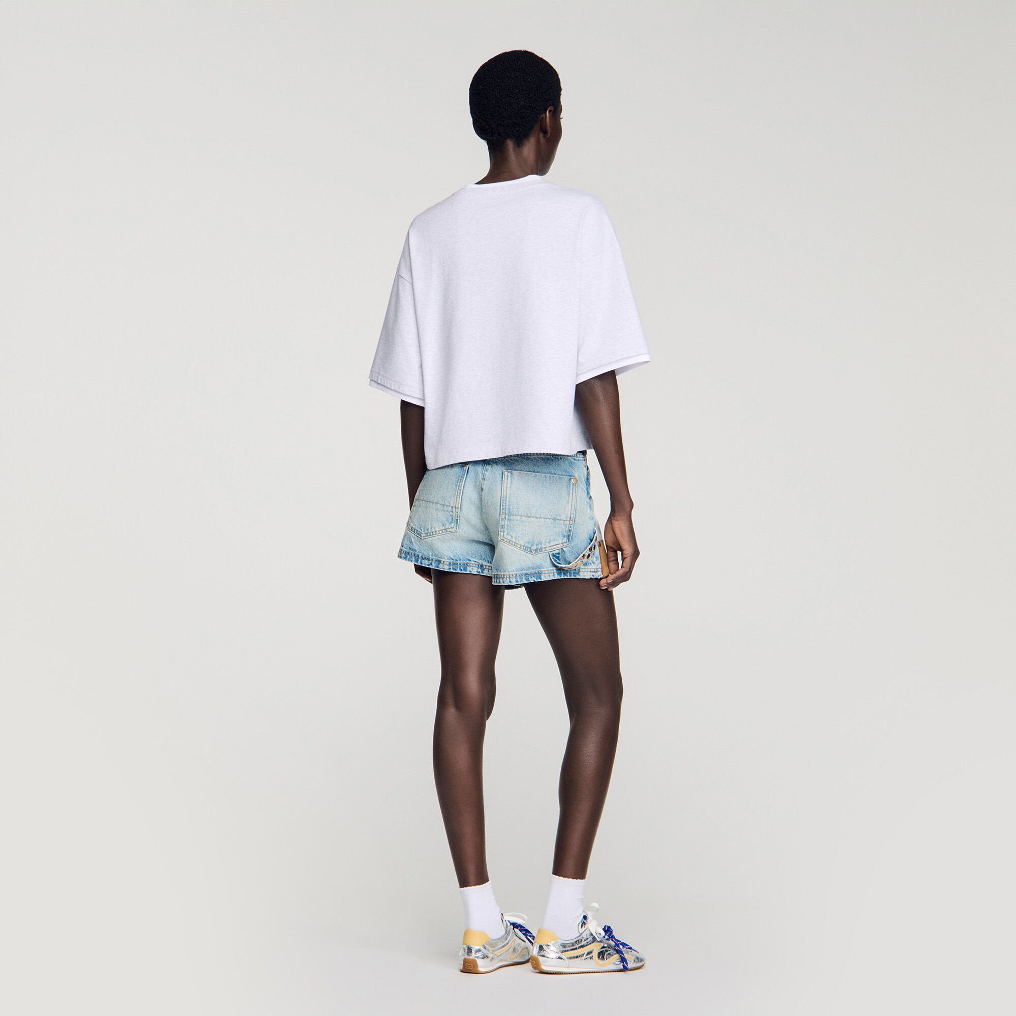 T-shirt in cotone con logo ricamato