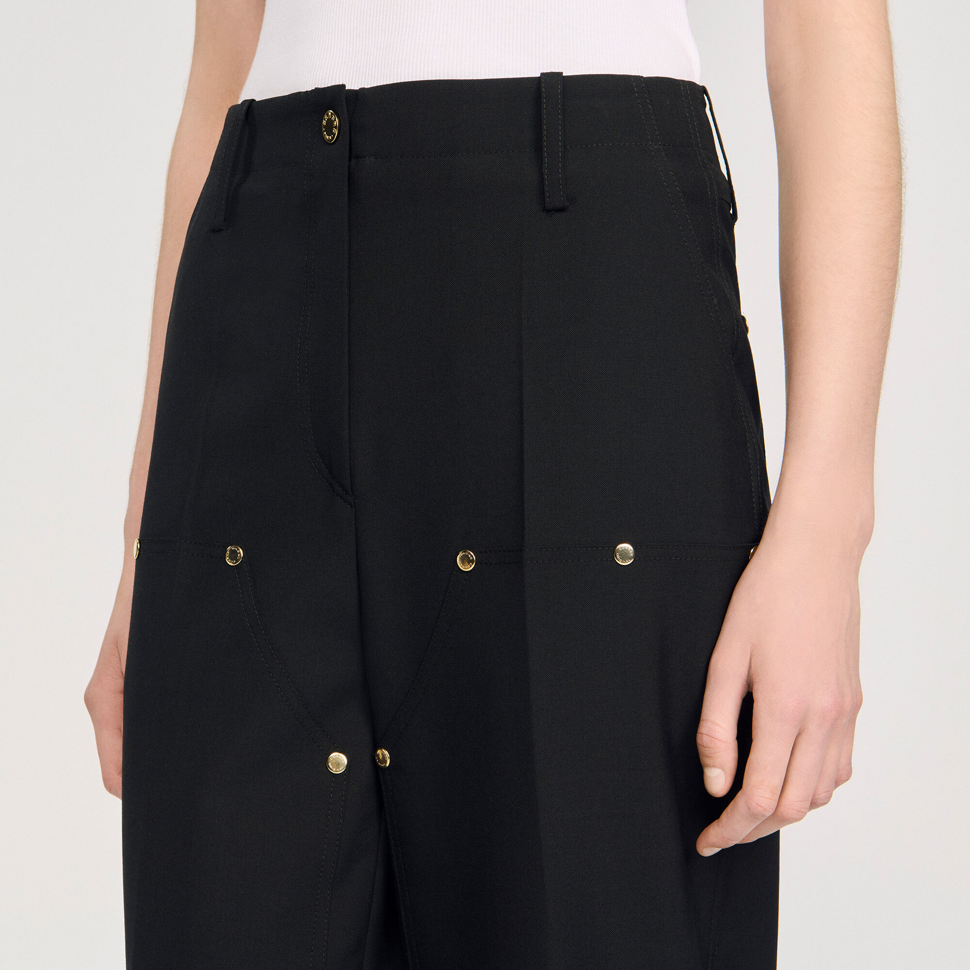 Pantaloni fluidi con rivetti
