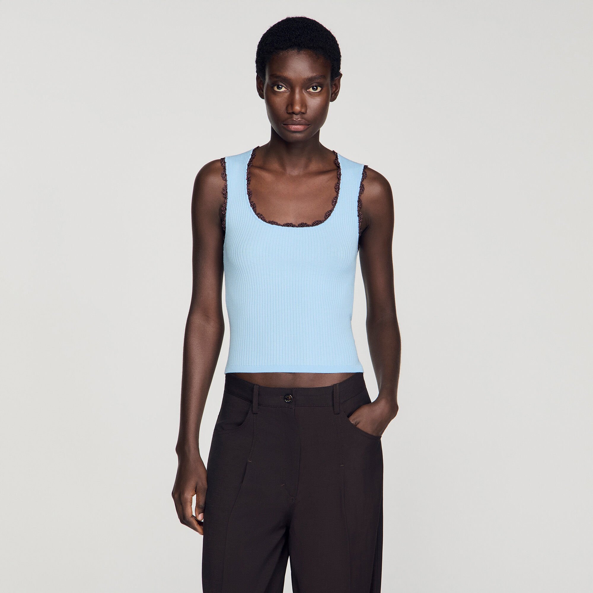 Top in maglia con dettagli crochet