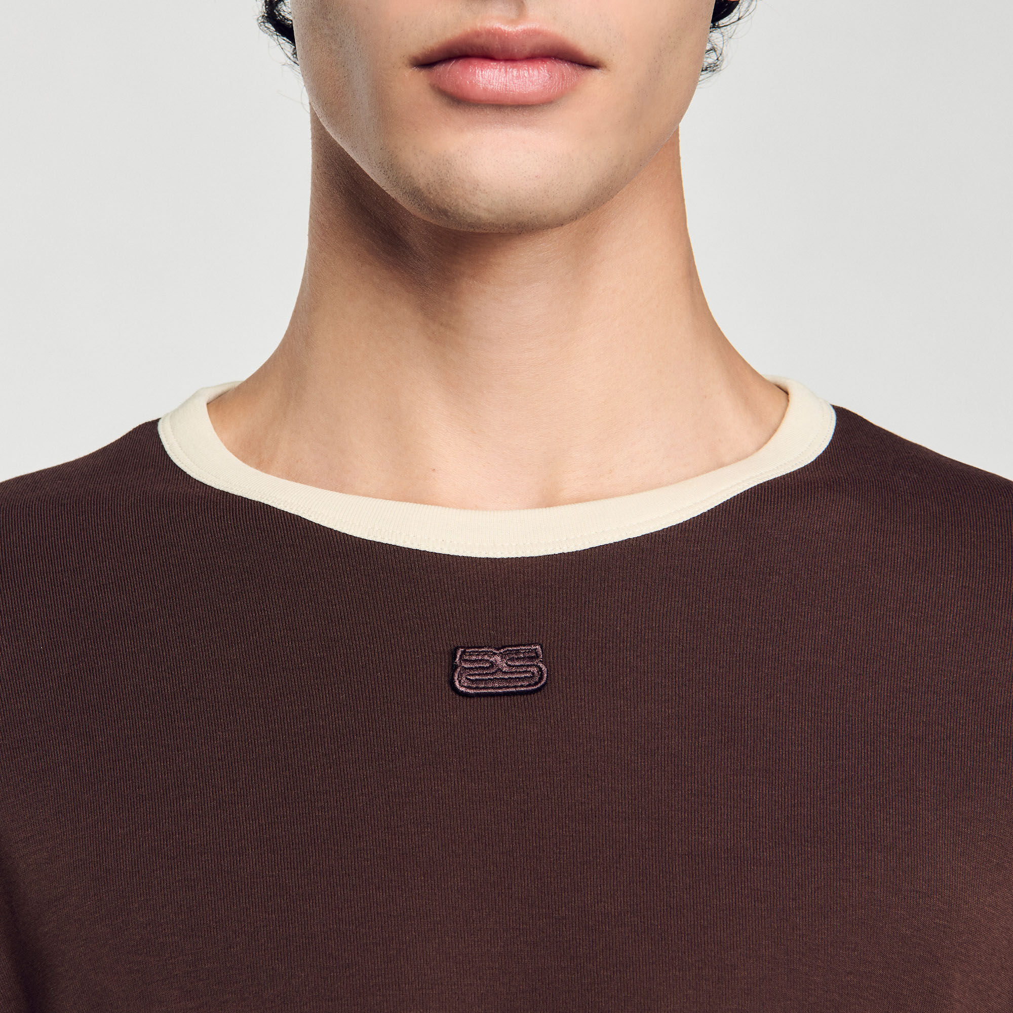 T-shirt bicolore con patch