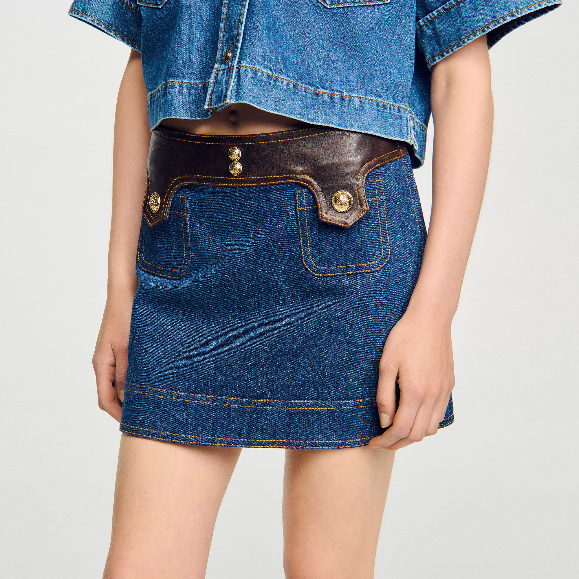 Gonna corta in denim e pelle