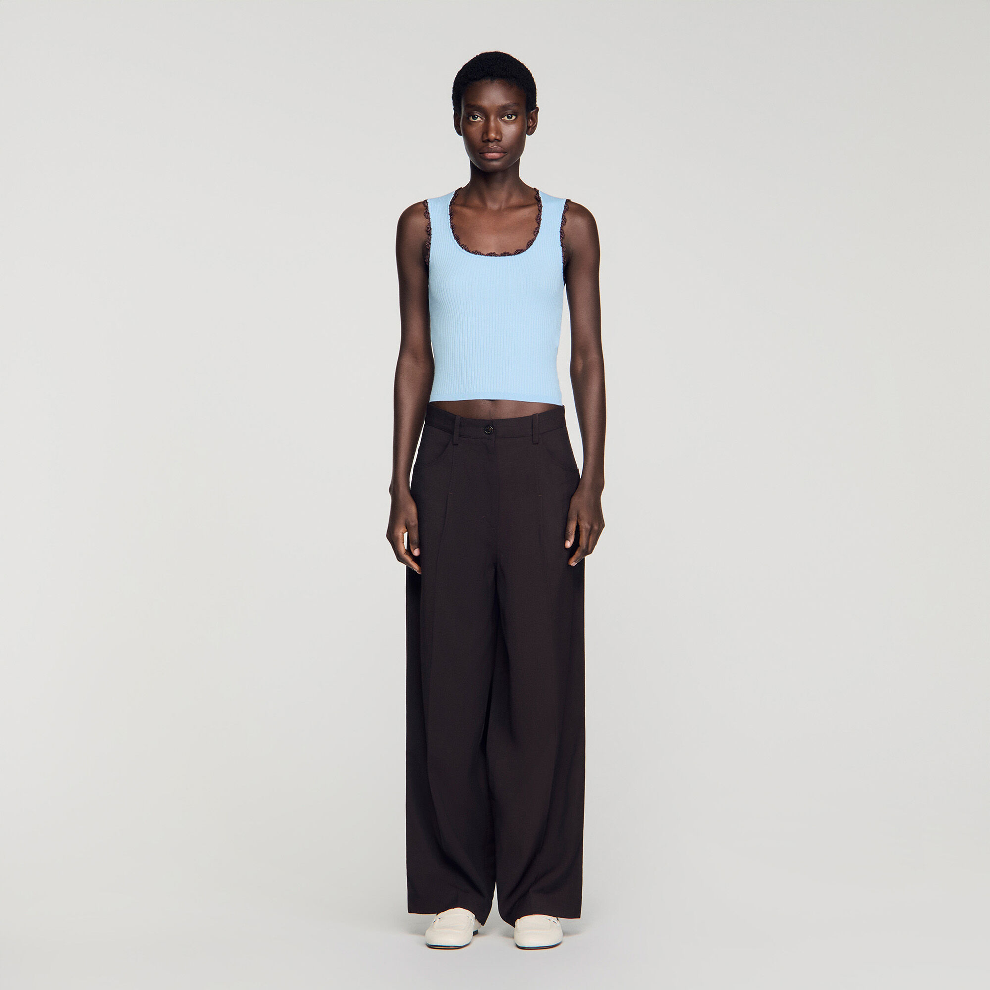 Top in maglia con dettagli crochet