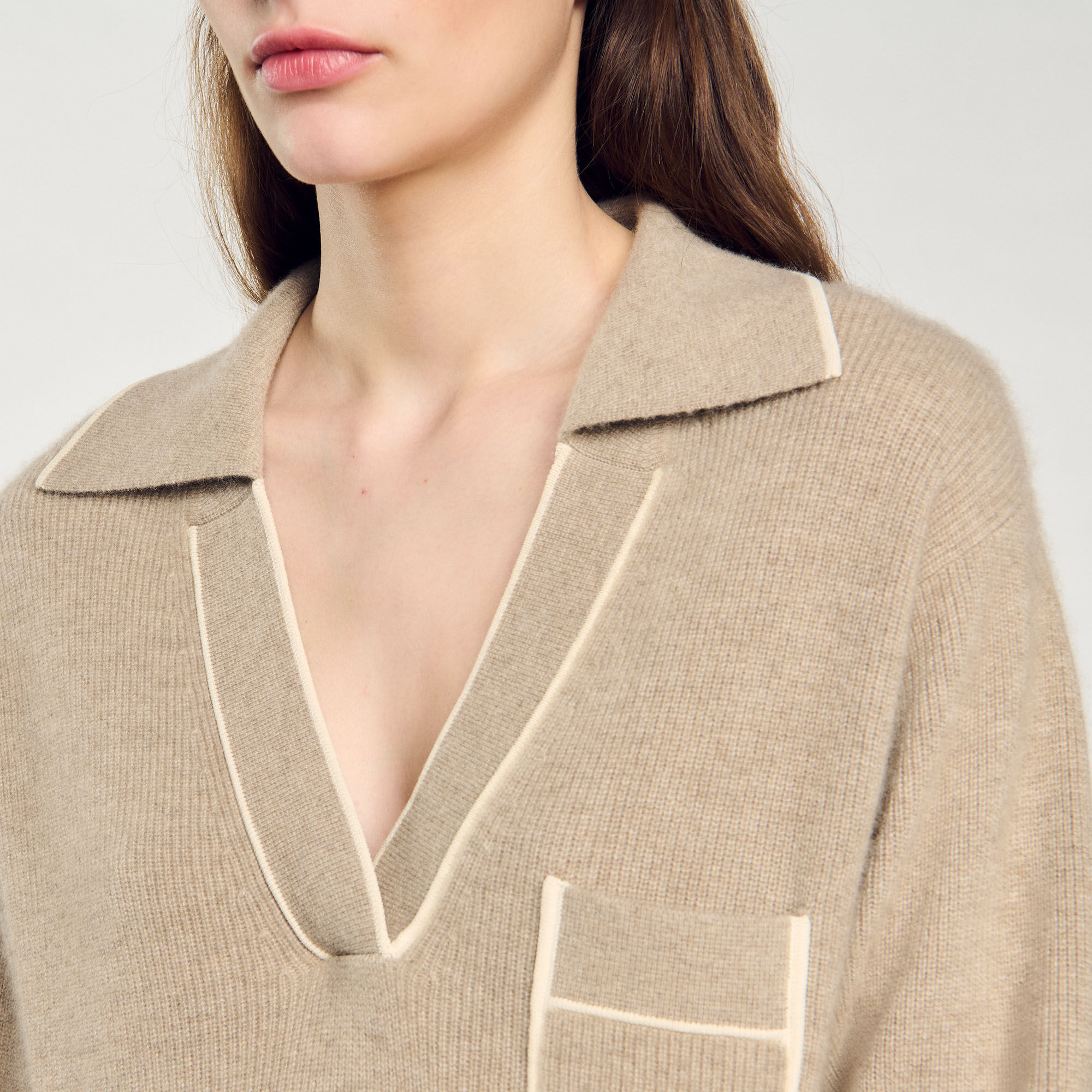 Maglione con colletto a polo aperto