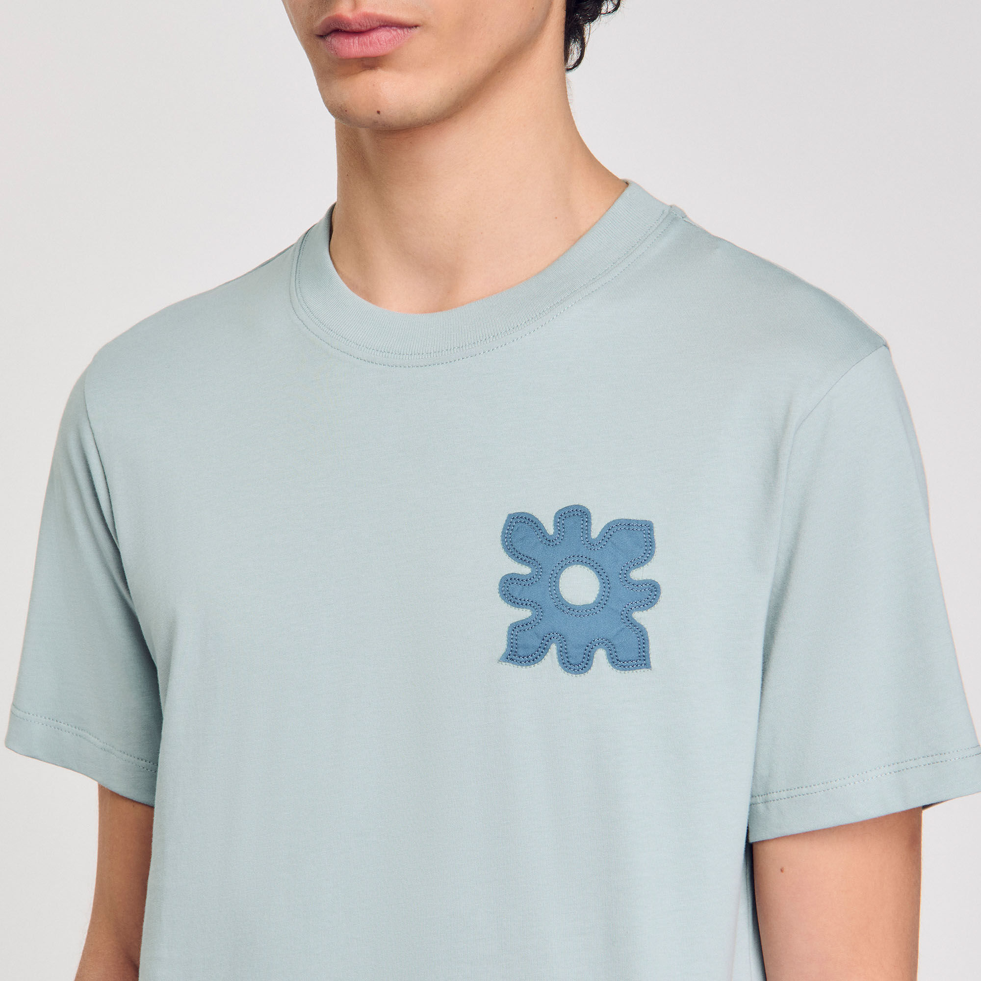 T-shirt con dettaglio a fiore
