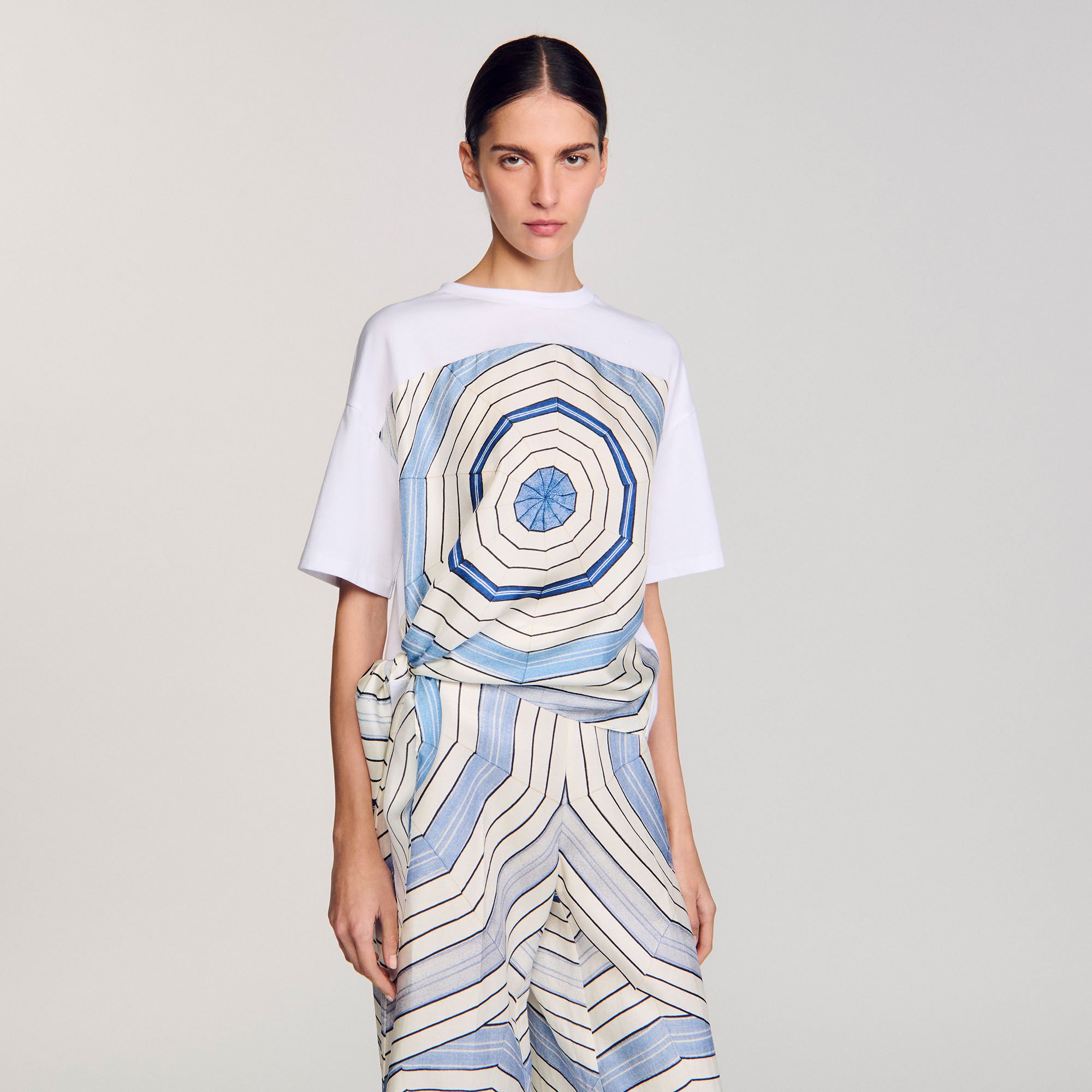 T-shirt con stampa a spirali