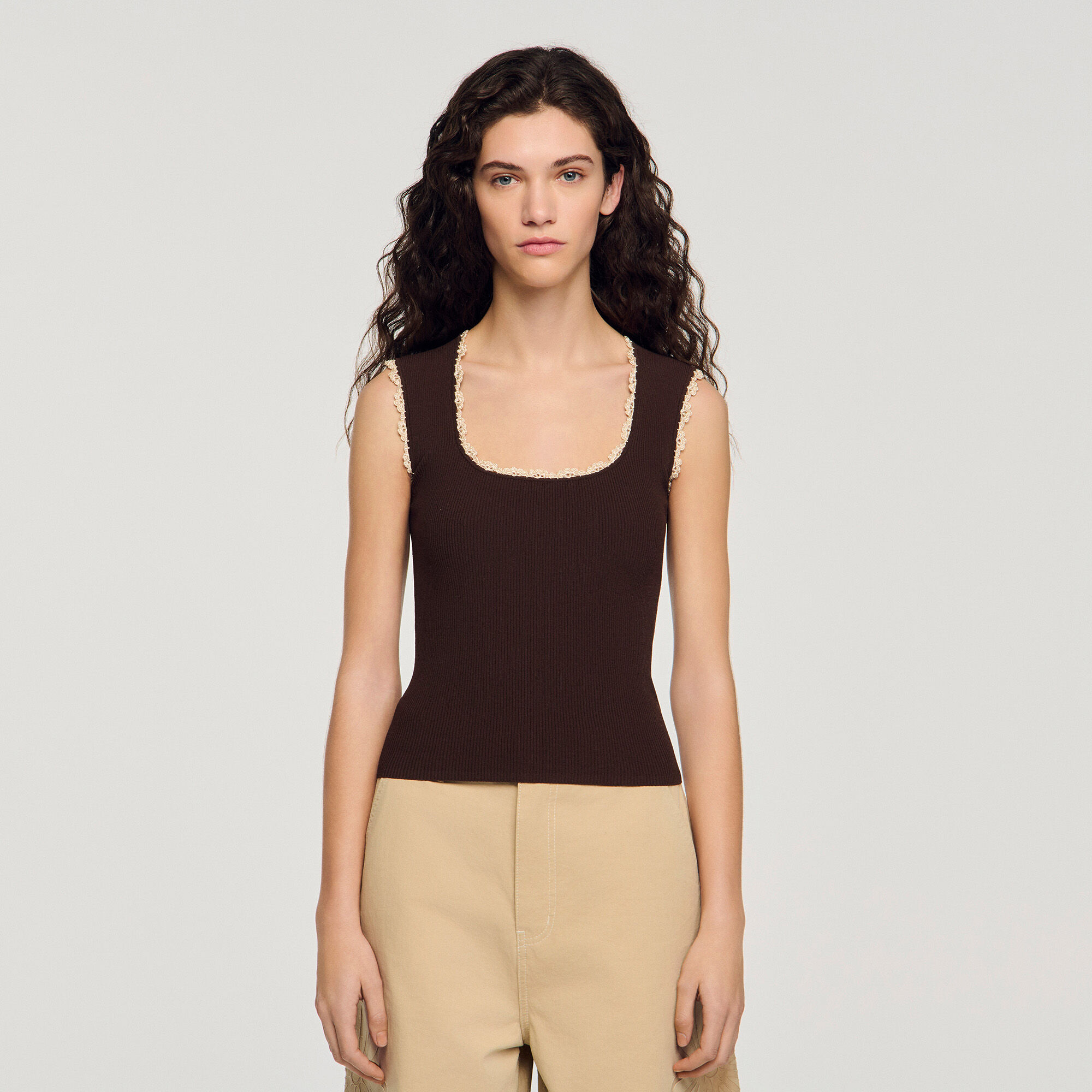 Top in maglia con dettagli crochet