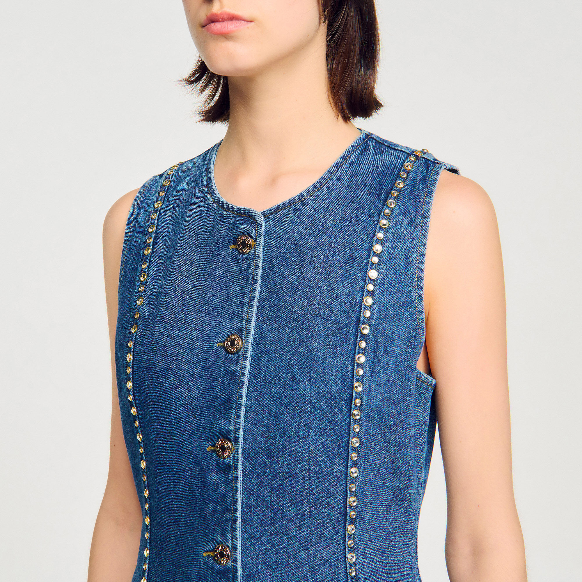 Top in denim decorato con strass