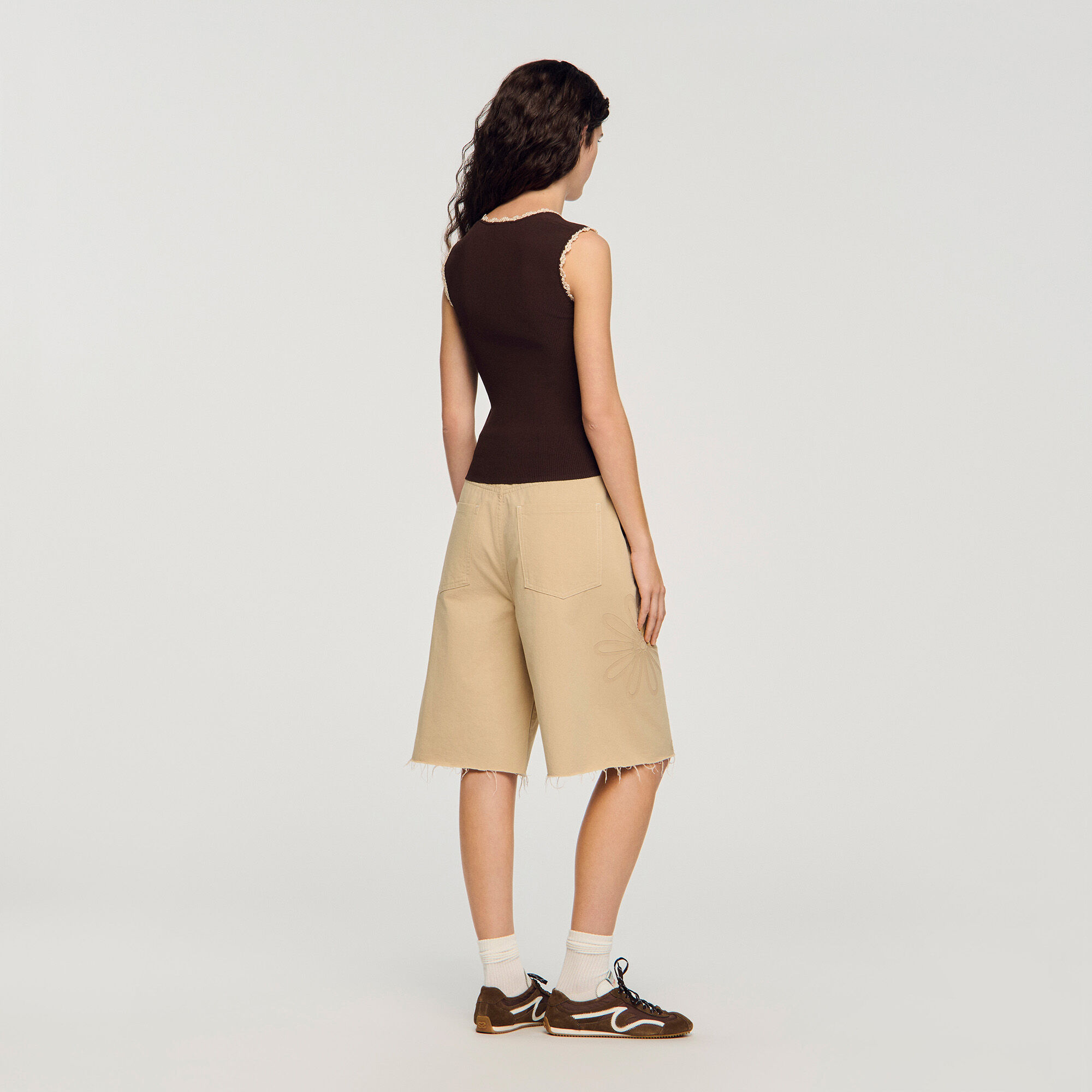 Top in maglia con dettagli crochet