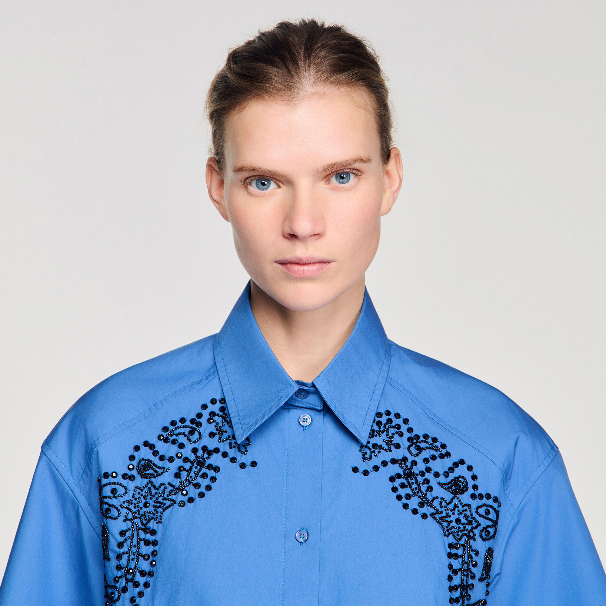 Camicia ricamata e perlata