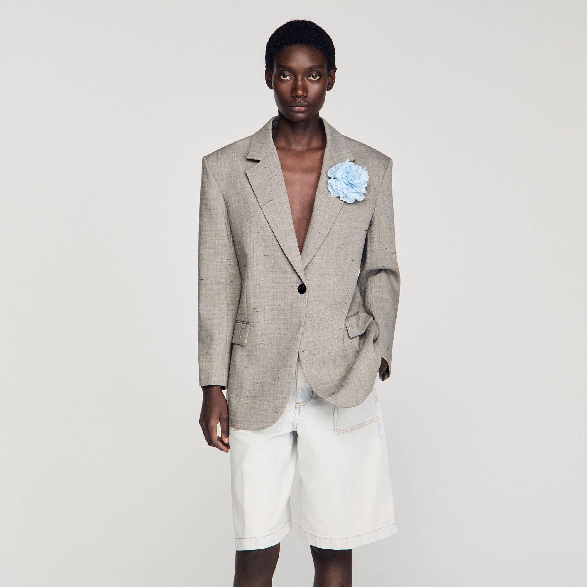 Giacca in lana a quadri con spilla