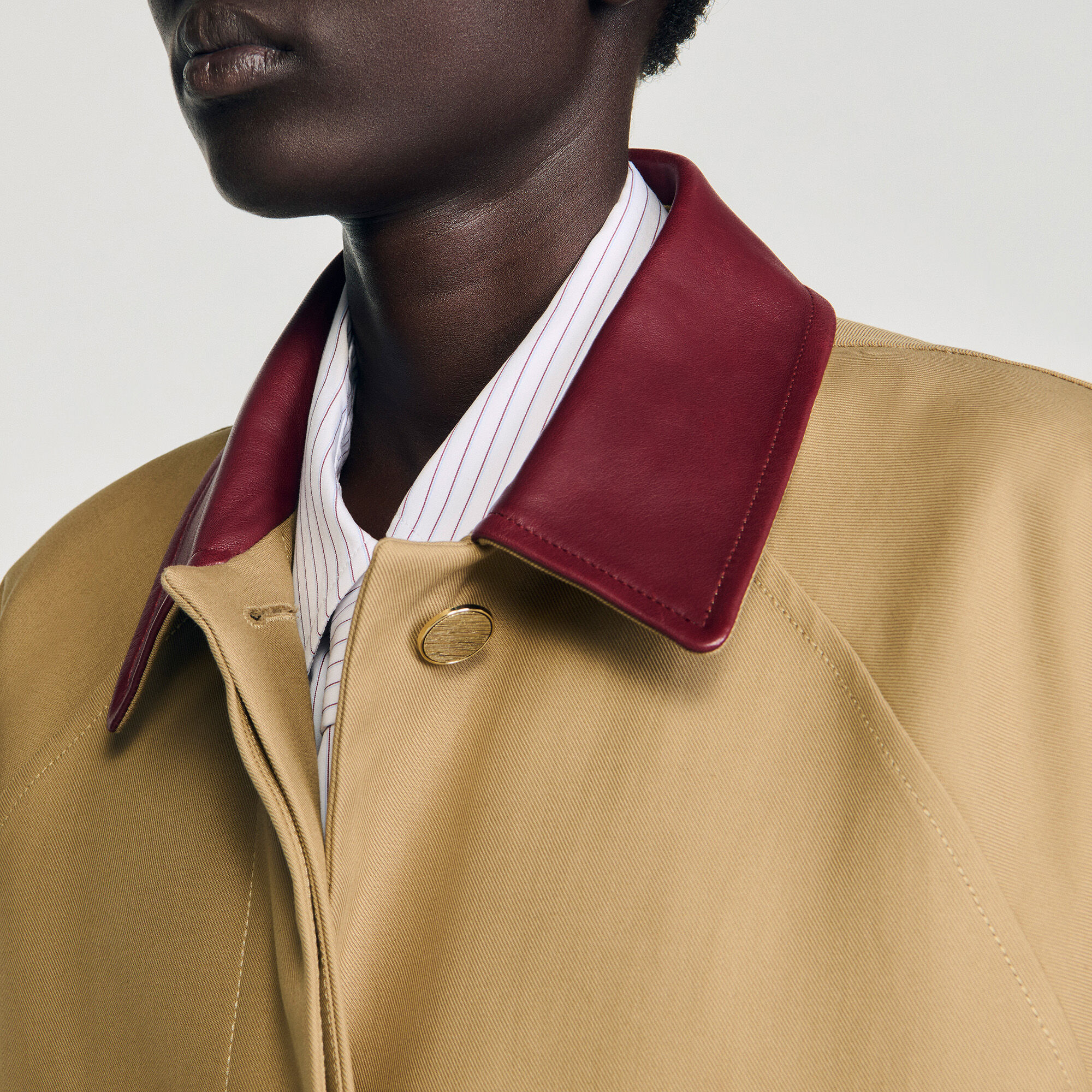 Trench lungo con colletto in pelle