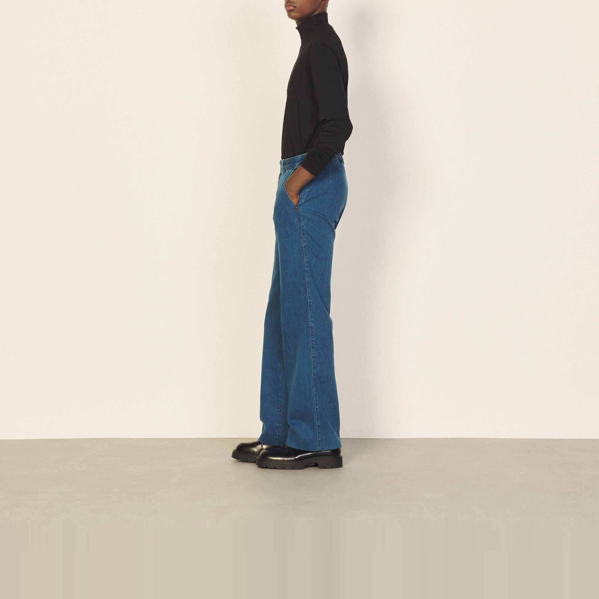 Pantaloni in jeans leggermente svasati