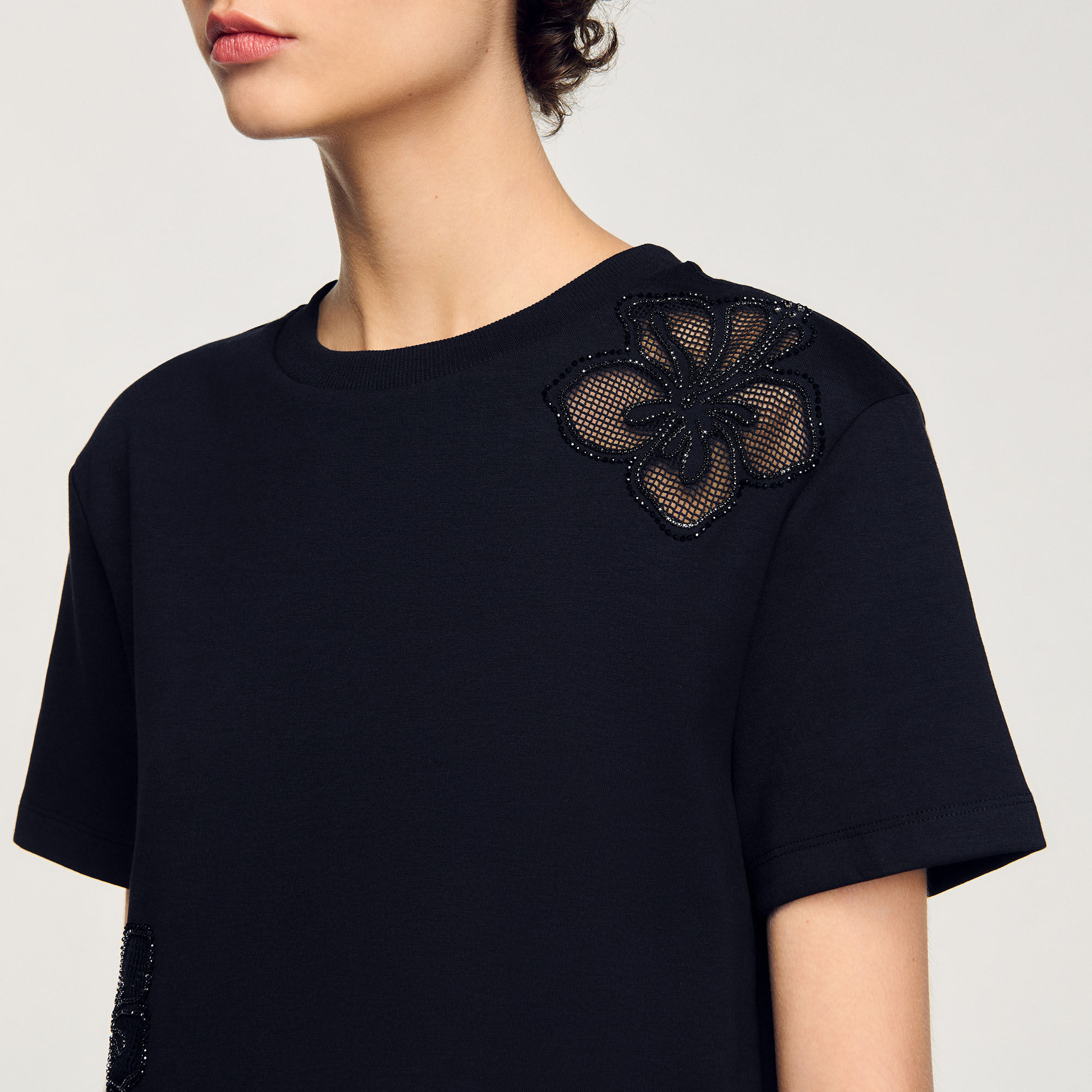 T-shirt con fiori ricamati
