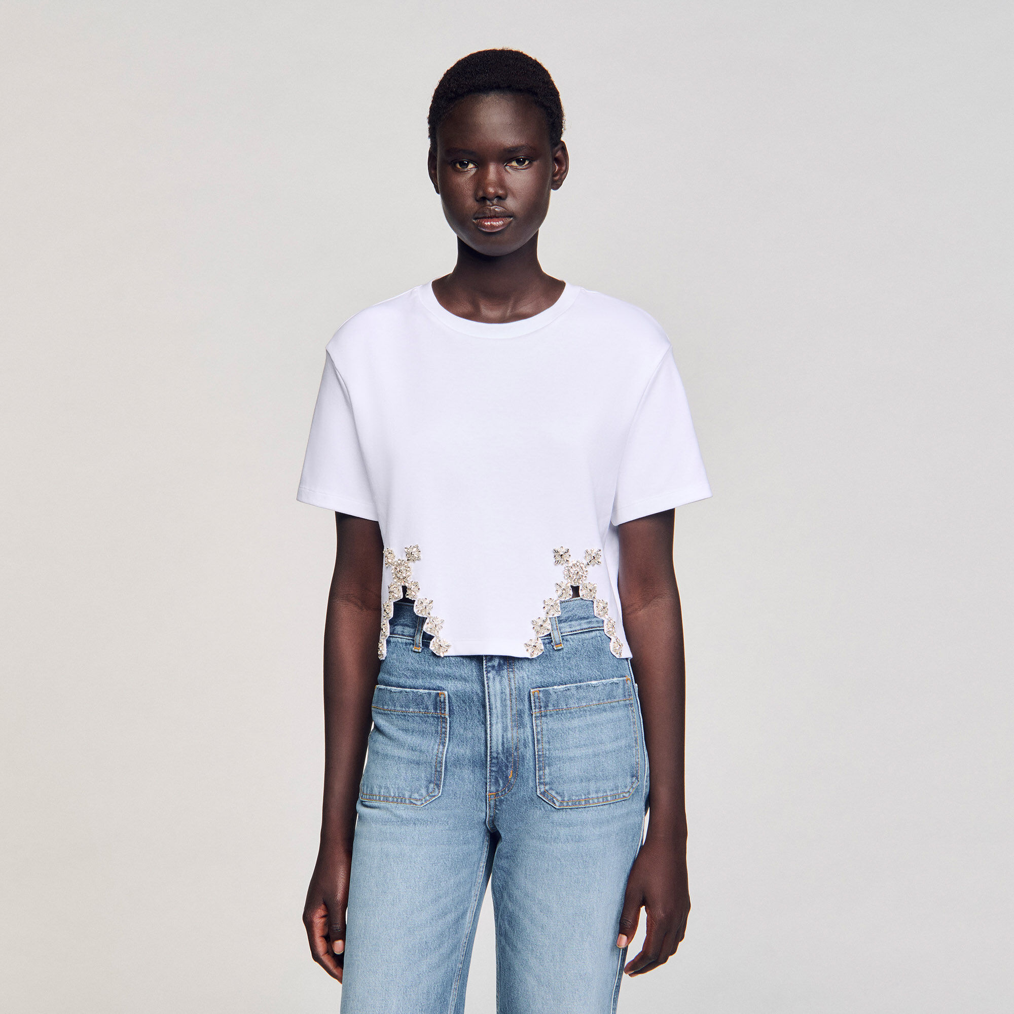 T-shirt corta decorata con strass