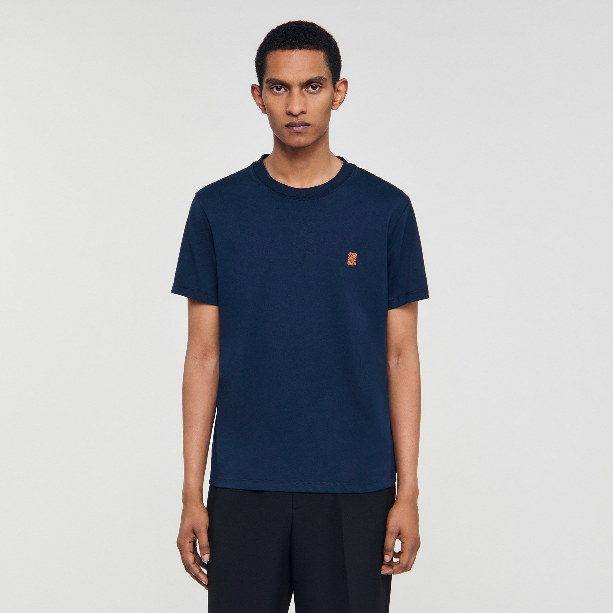 T-shirt con logo in pelle