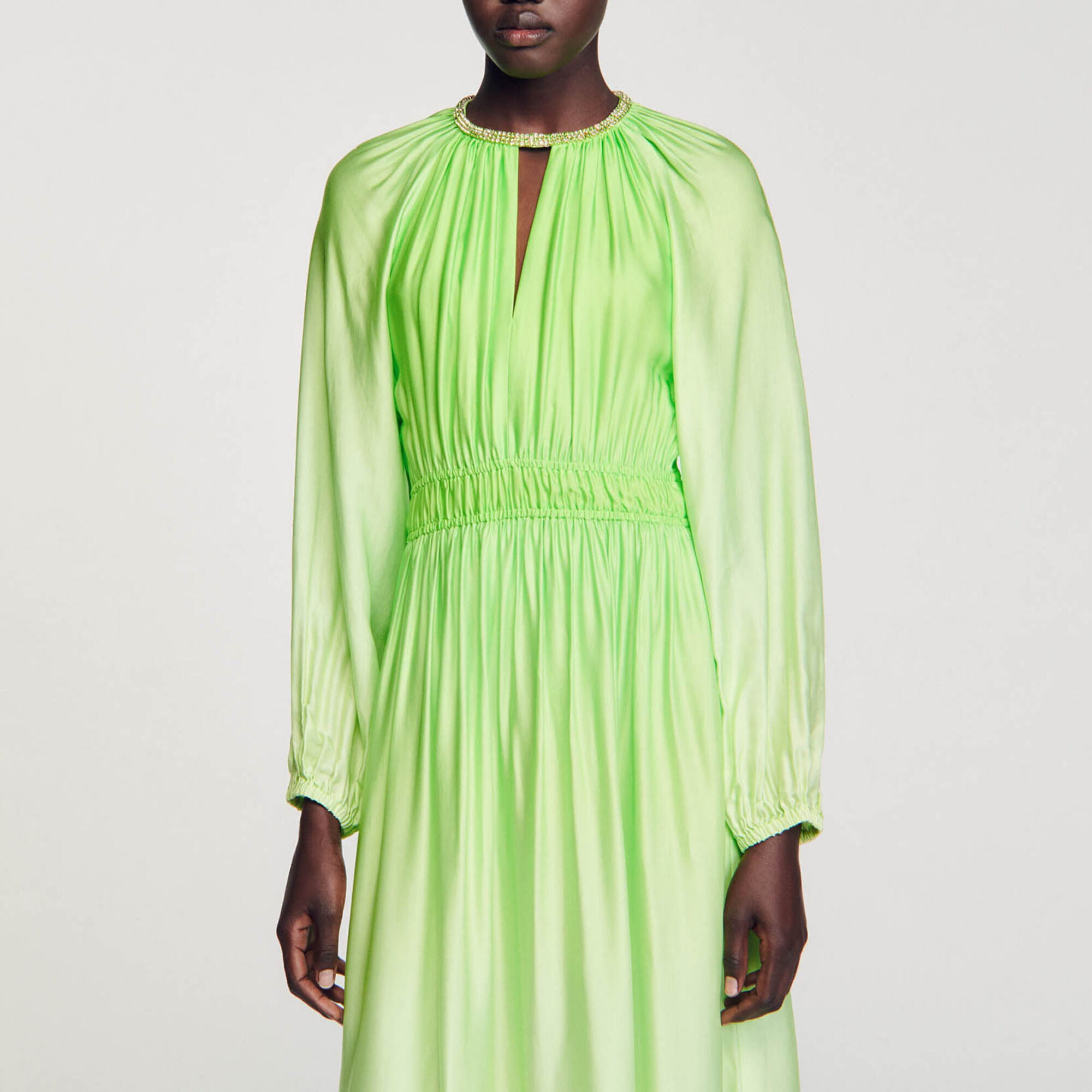 Abito lungo con scollo glitterato