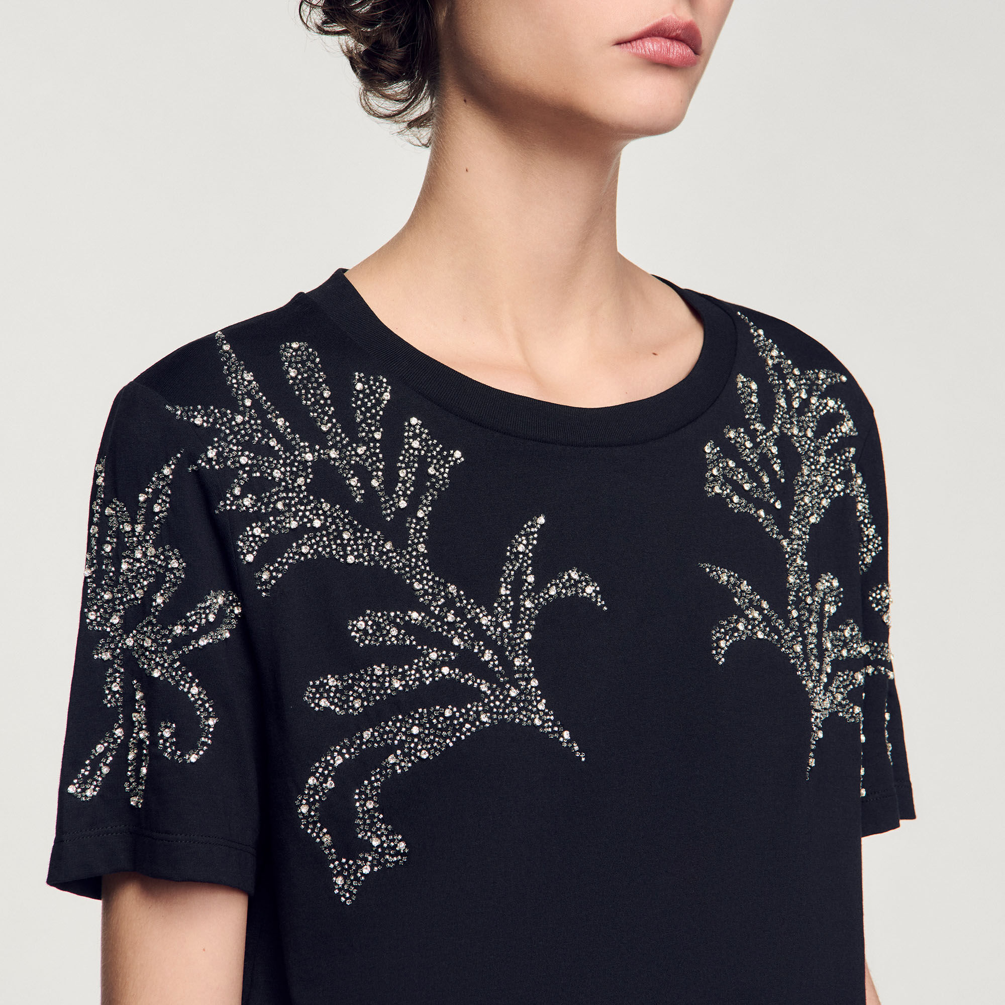 T-shirt con dettagli ricamati