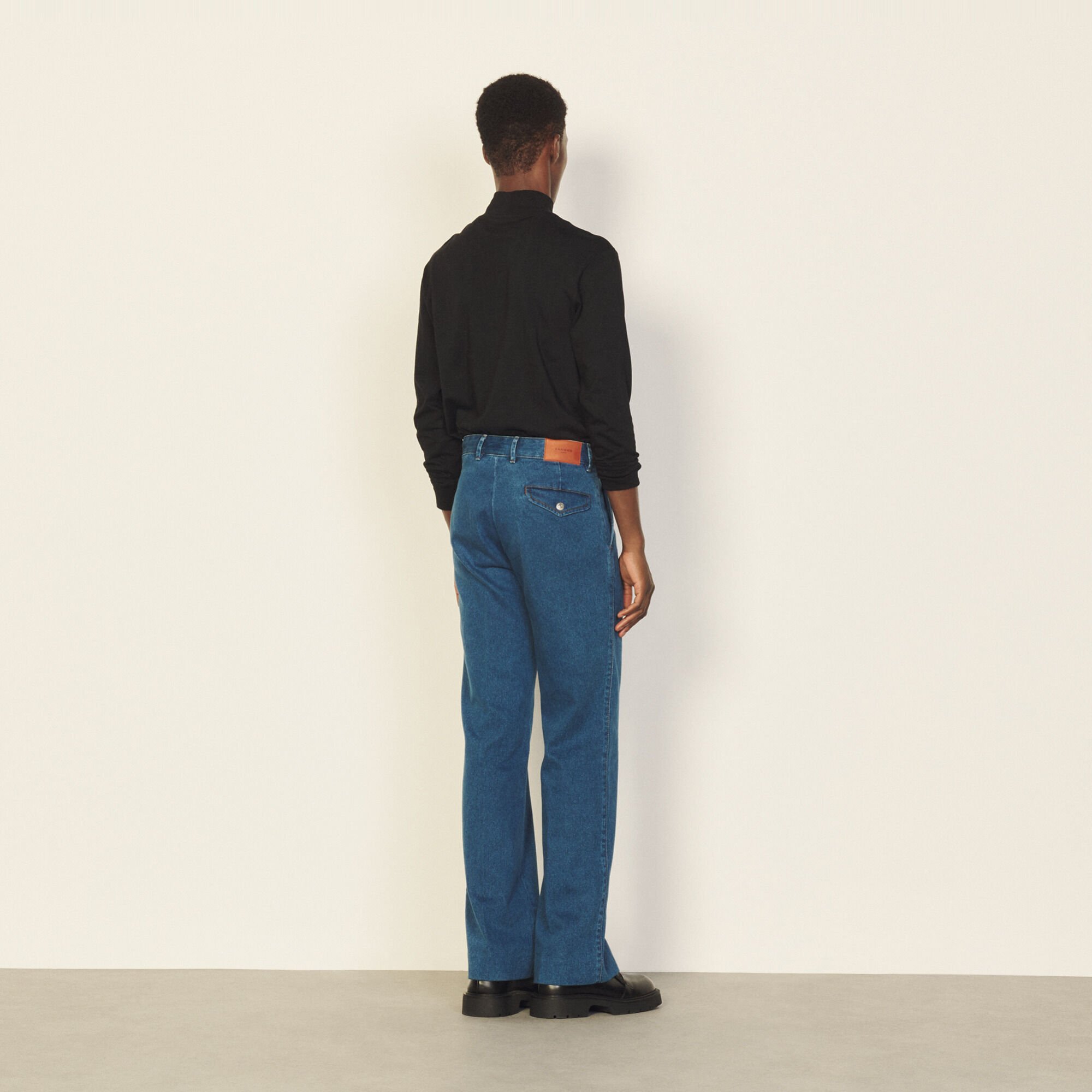 Pantaloni in jeans leggermente svasati