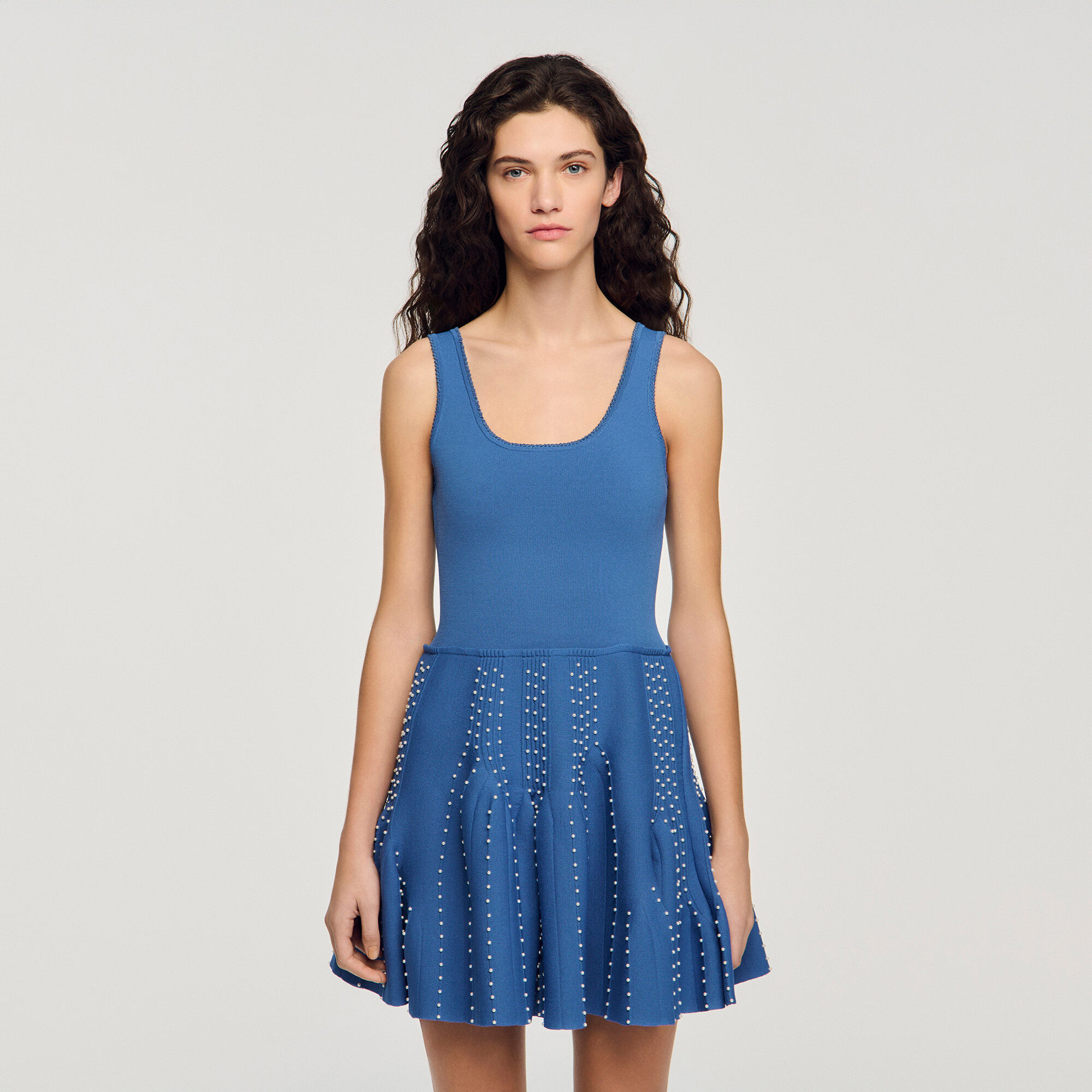 Abito corto in maglia con perle