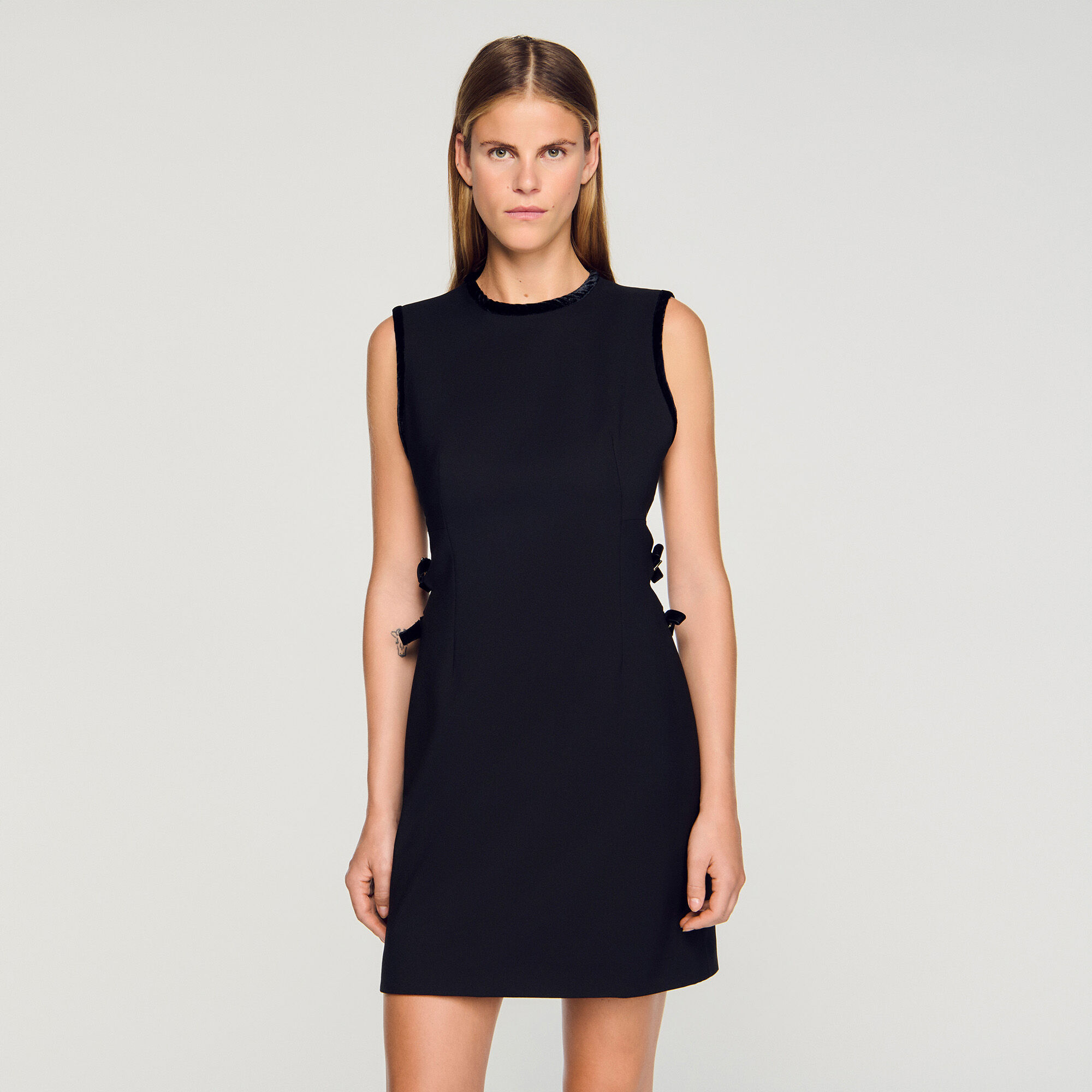 Abito corto con cut-out