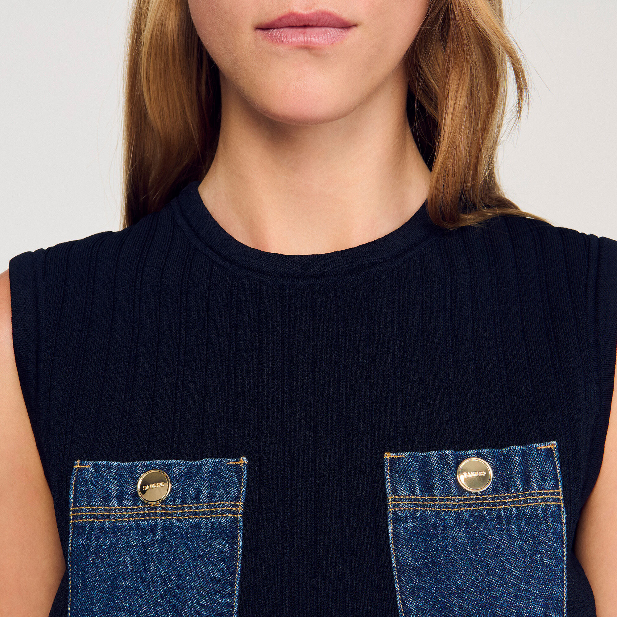 Top in maglia e denim