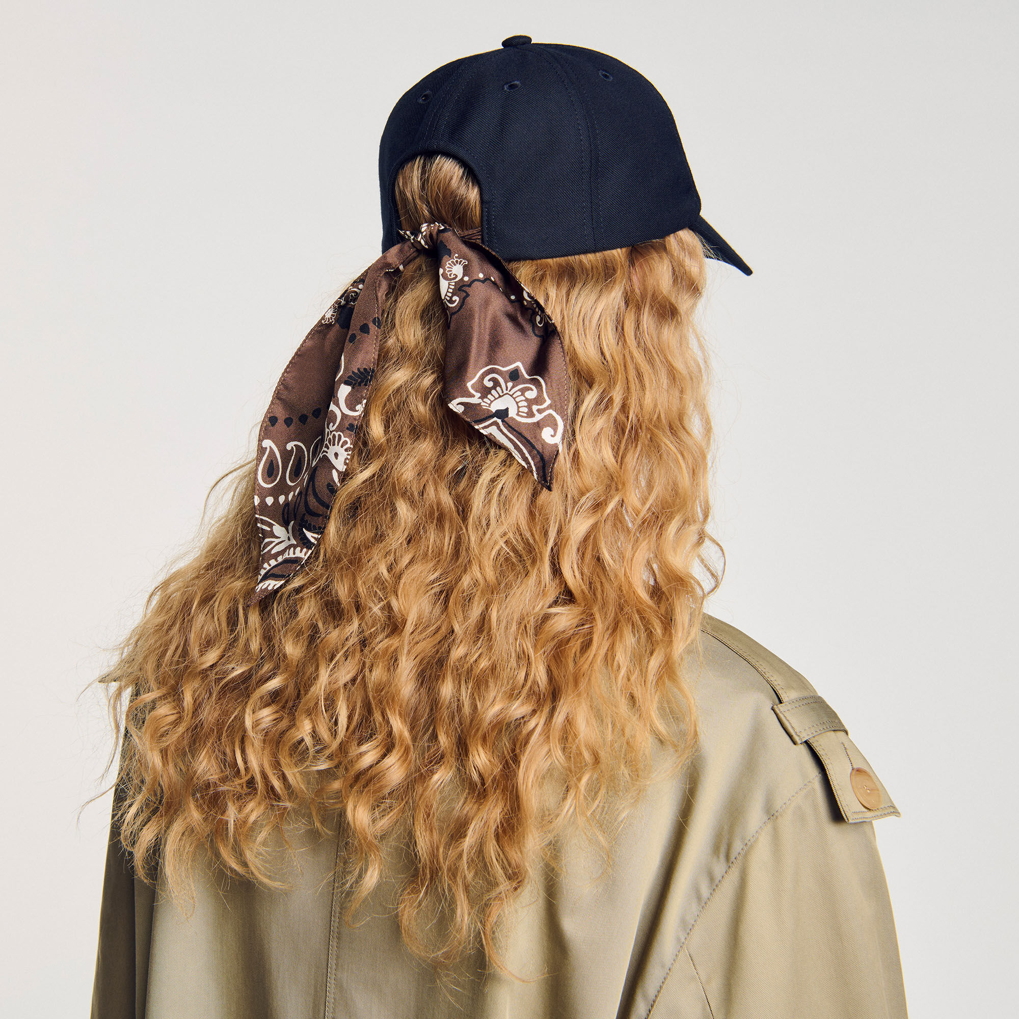 Cappellino con foulard annodato