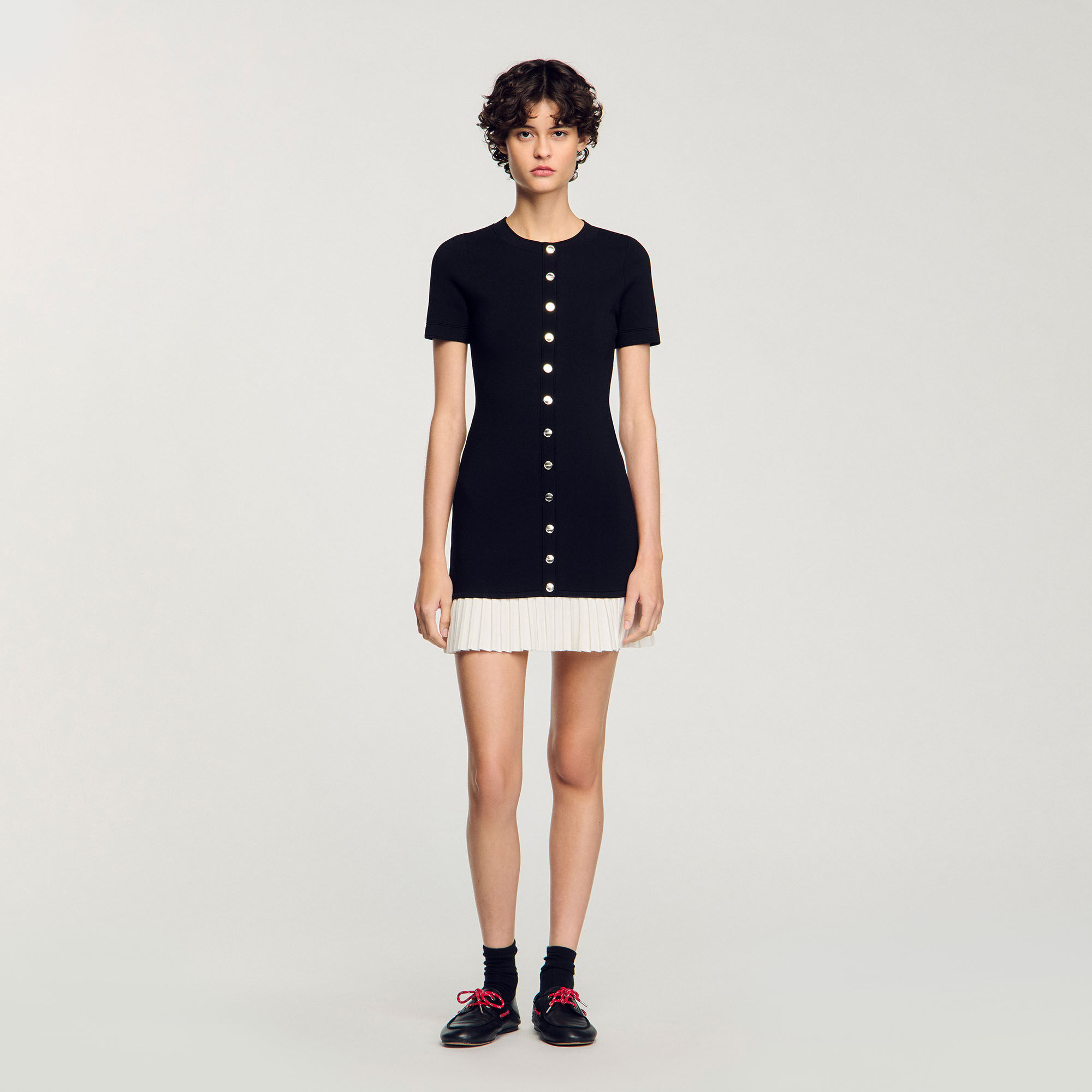 Abito corto in maglia con volant