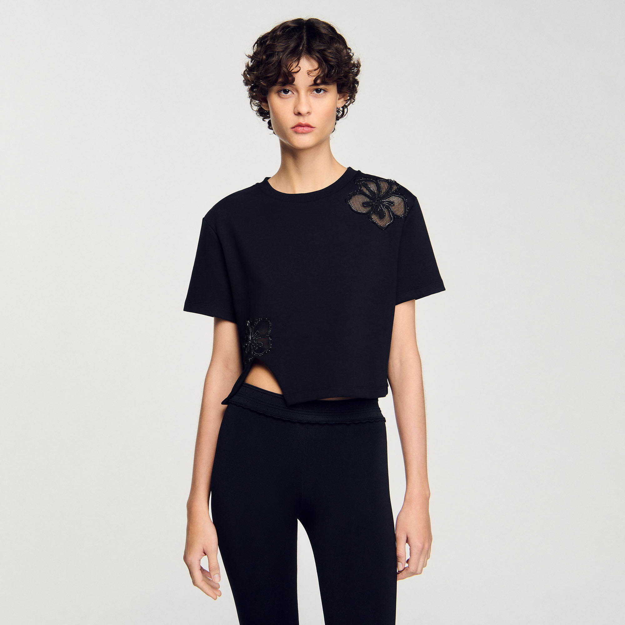 T-shirt con fiori ricamati