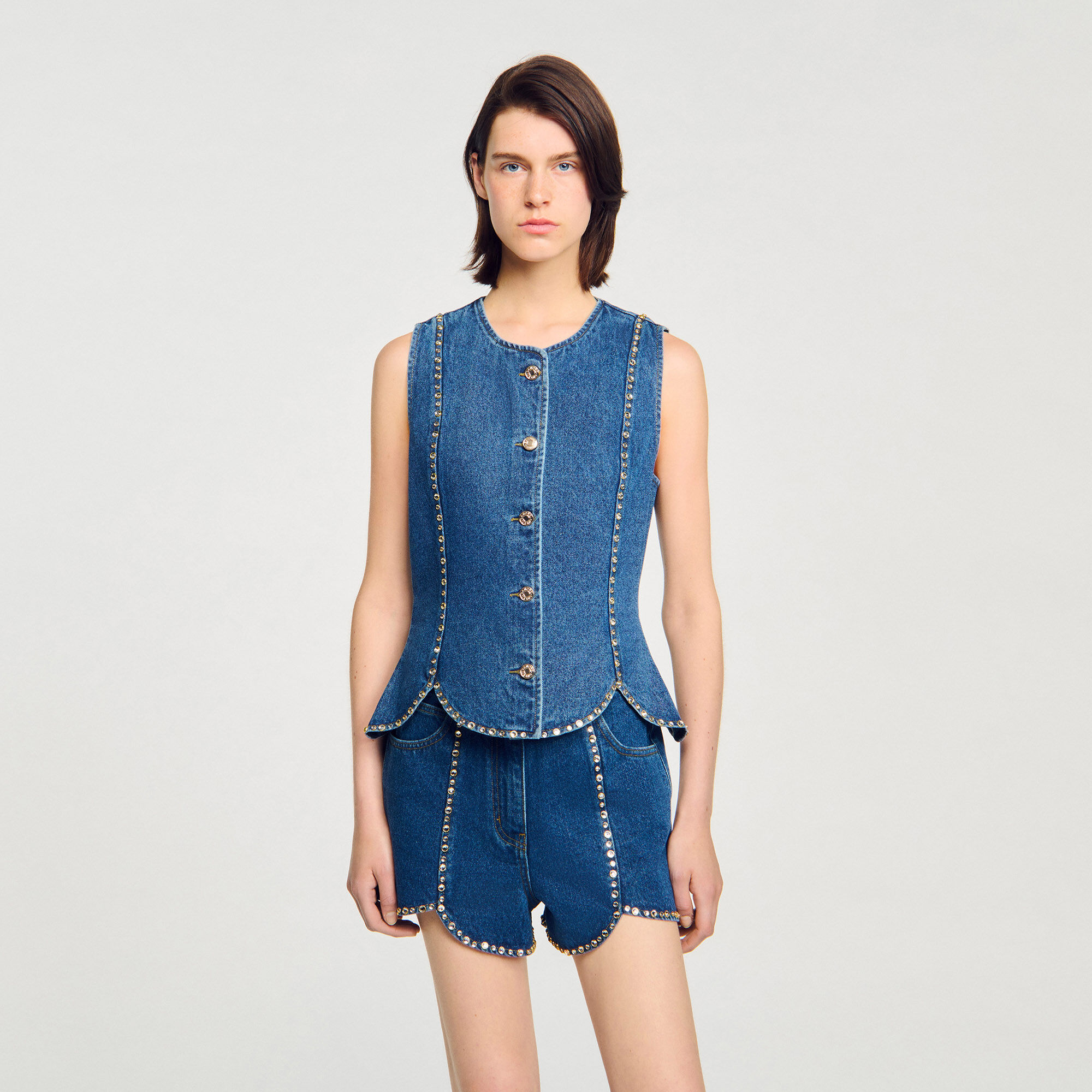 Top in denim decorato con strass