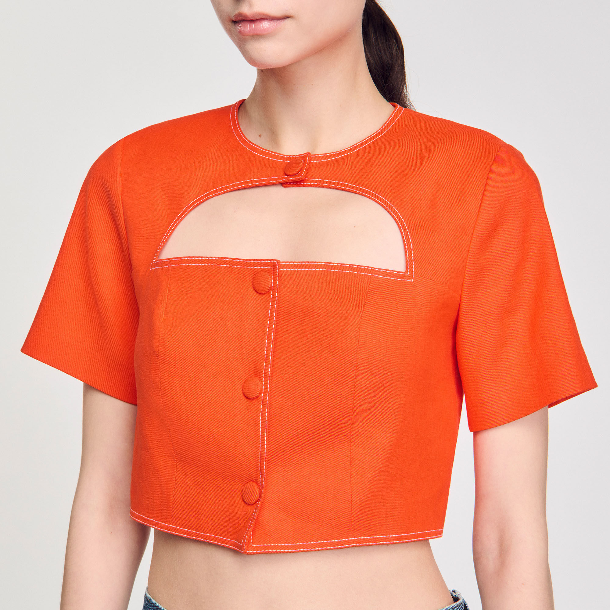 Top corto con apertura