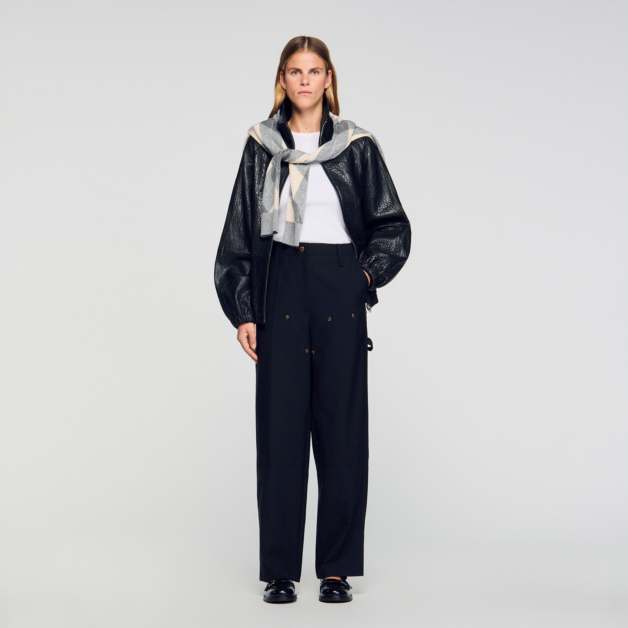 Pantaloni fluidi con rivetti