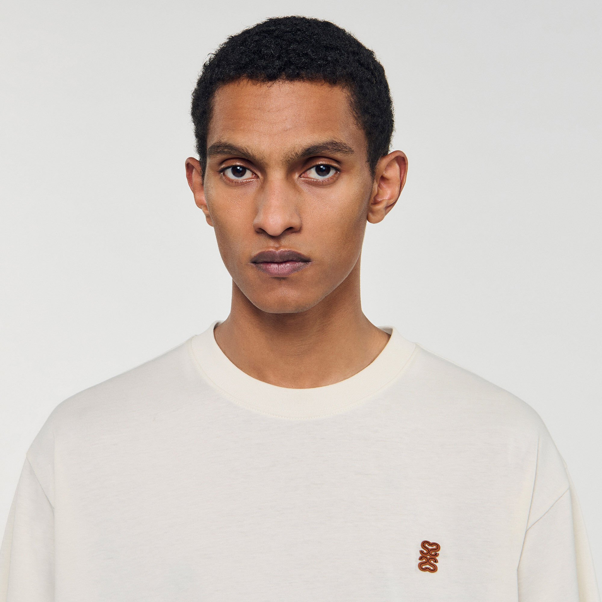 T-shirt con logo in pelle