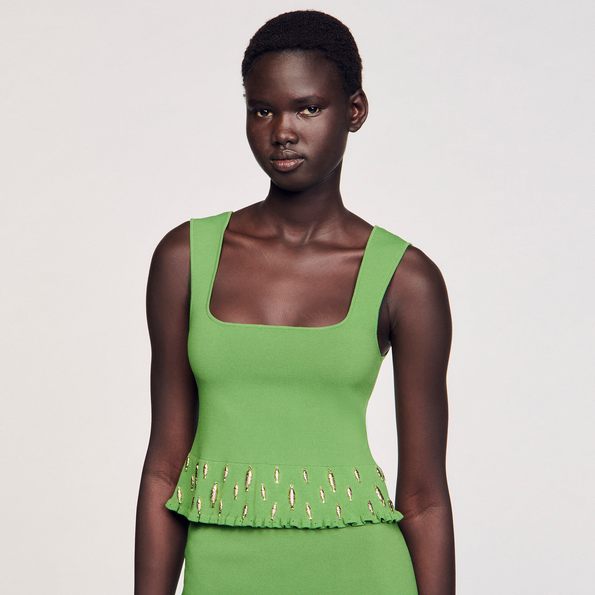 Top in maglia con pendenti