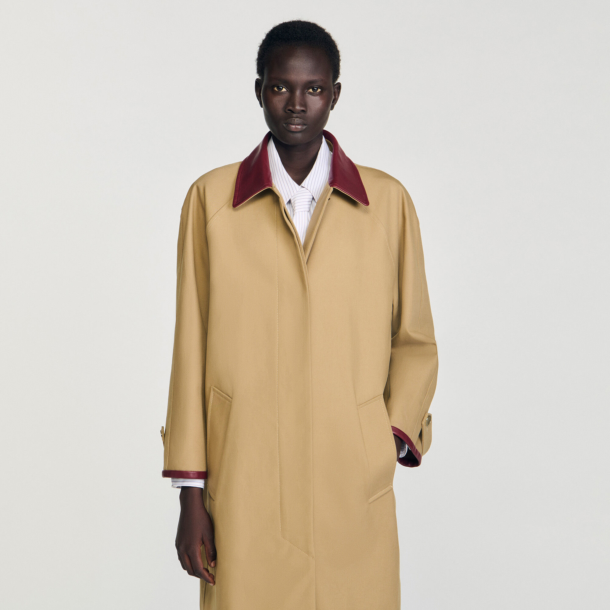Trench lungo con colletto in pelle