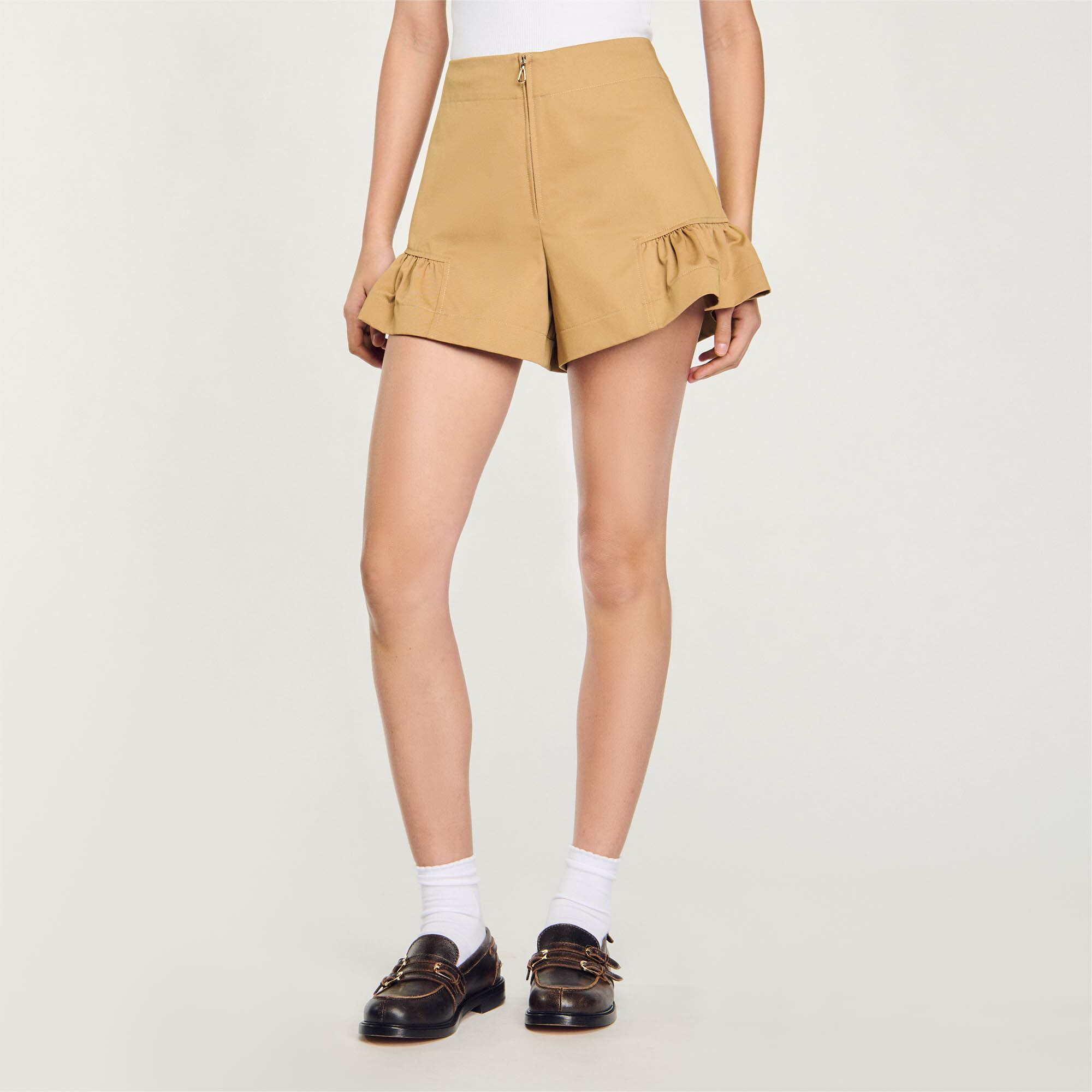 Shorts con volant