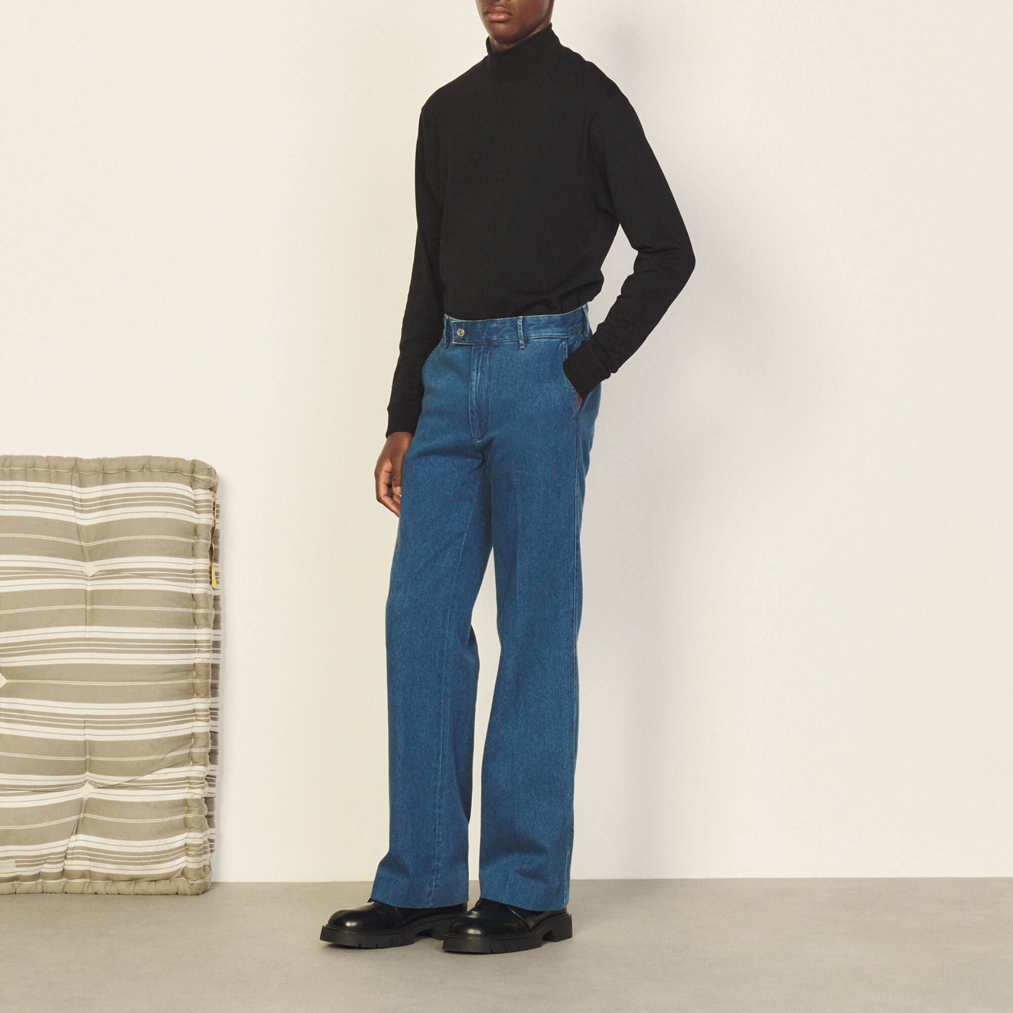 Pantaloni in jeans leggermente svasati