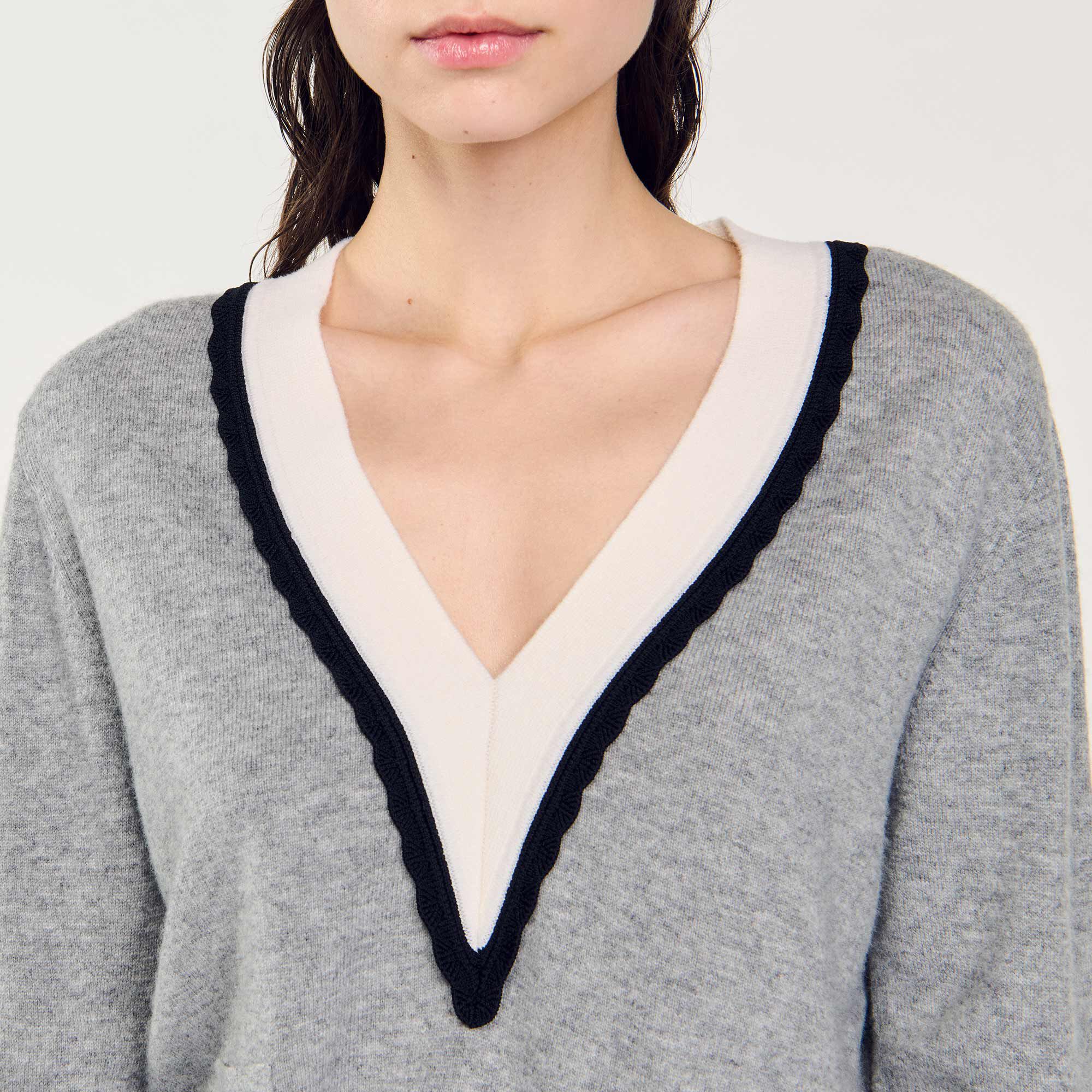 Pullover con scollo a V a contrasto