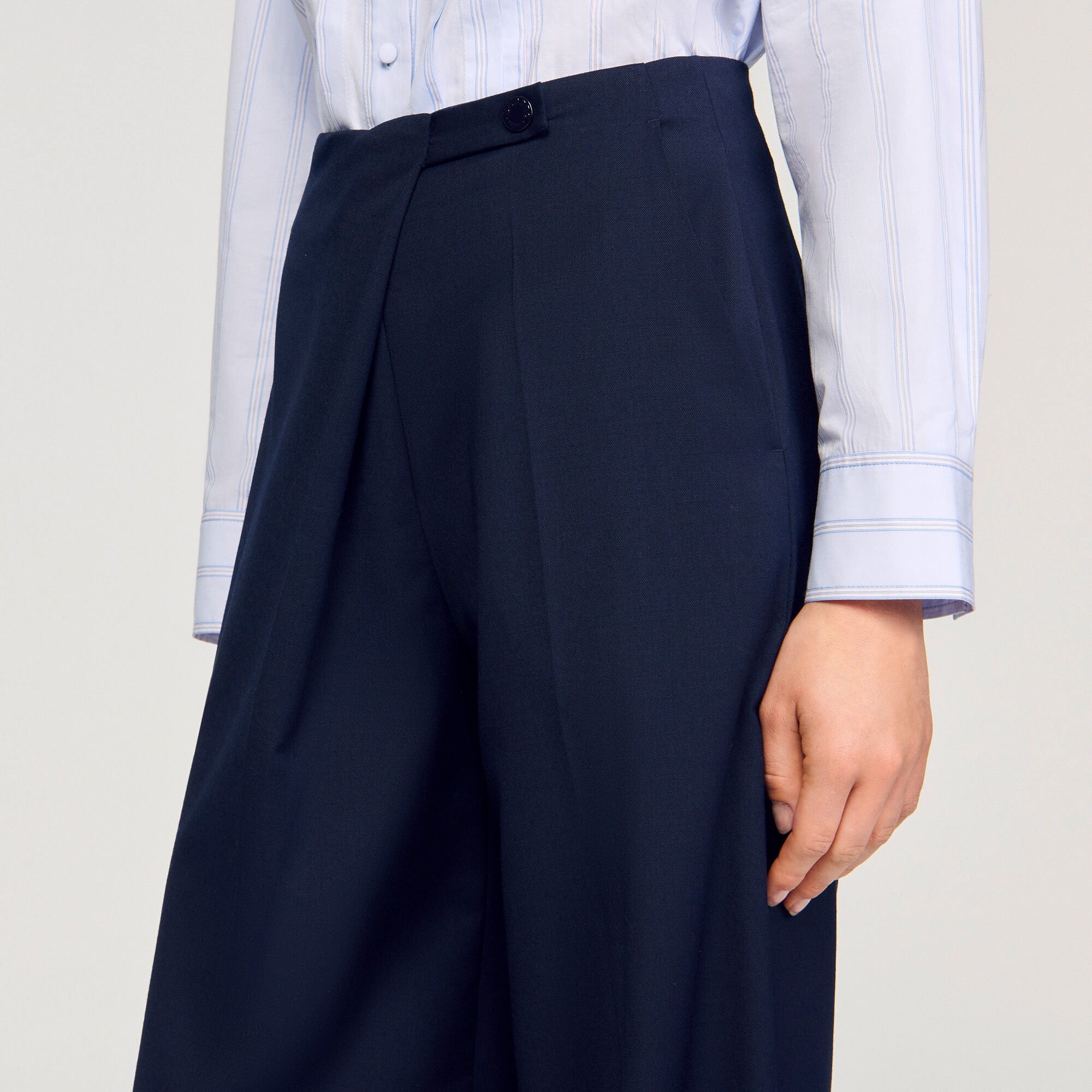 Pantaloni dritti asimmetrici
