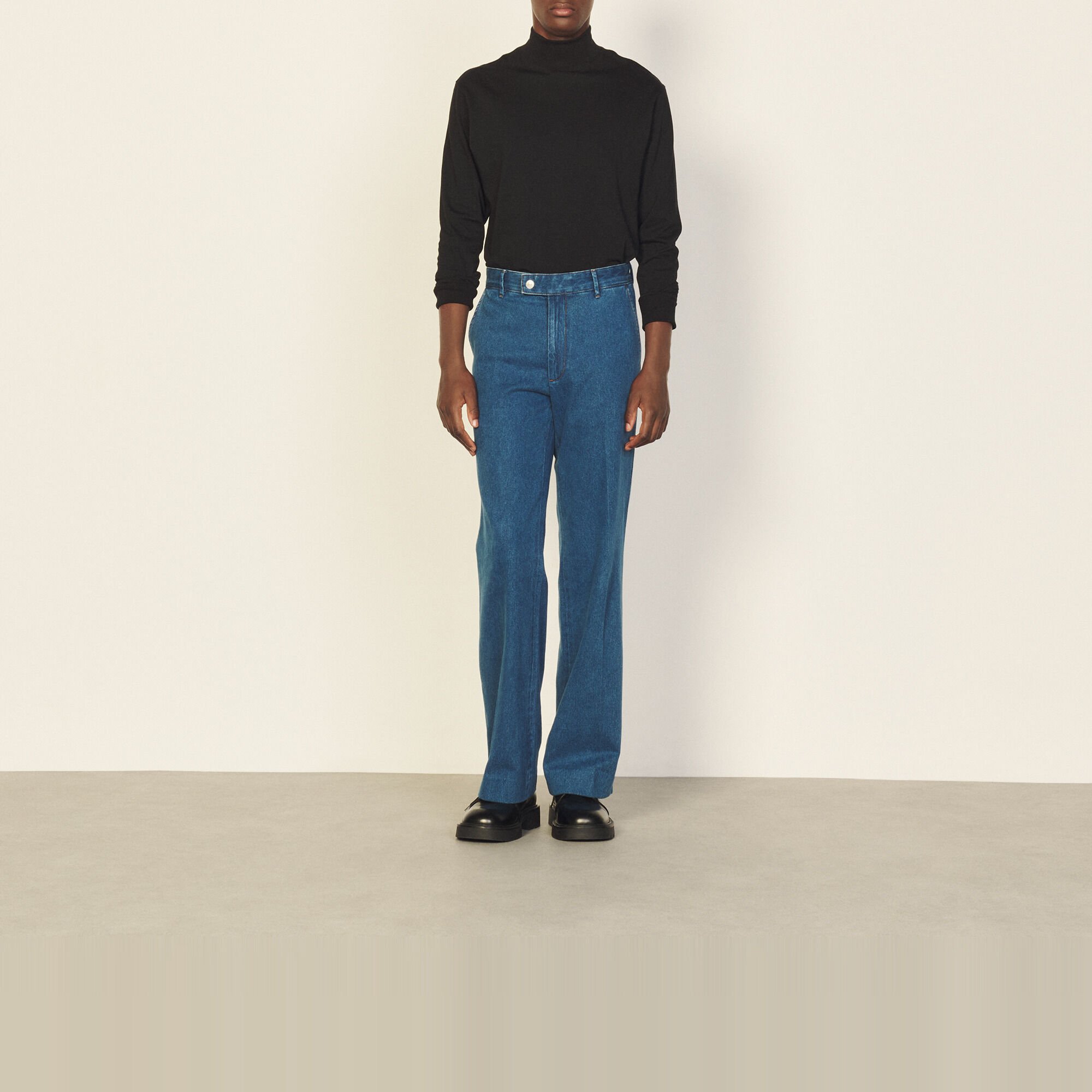 Pantaloni in jeans leggermente svasati