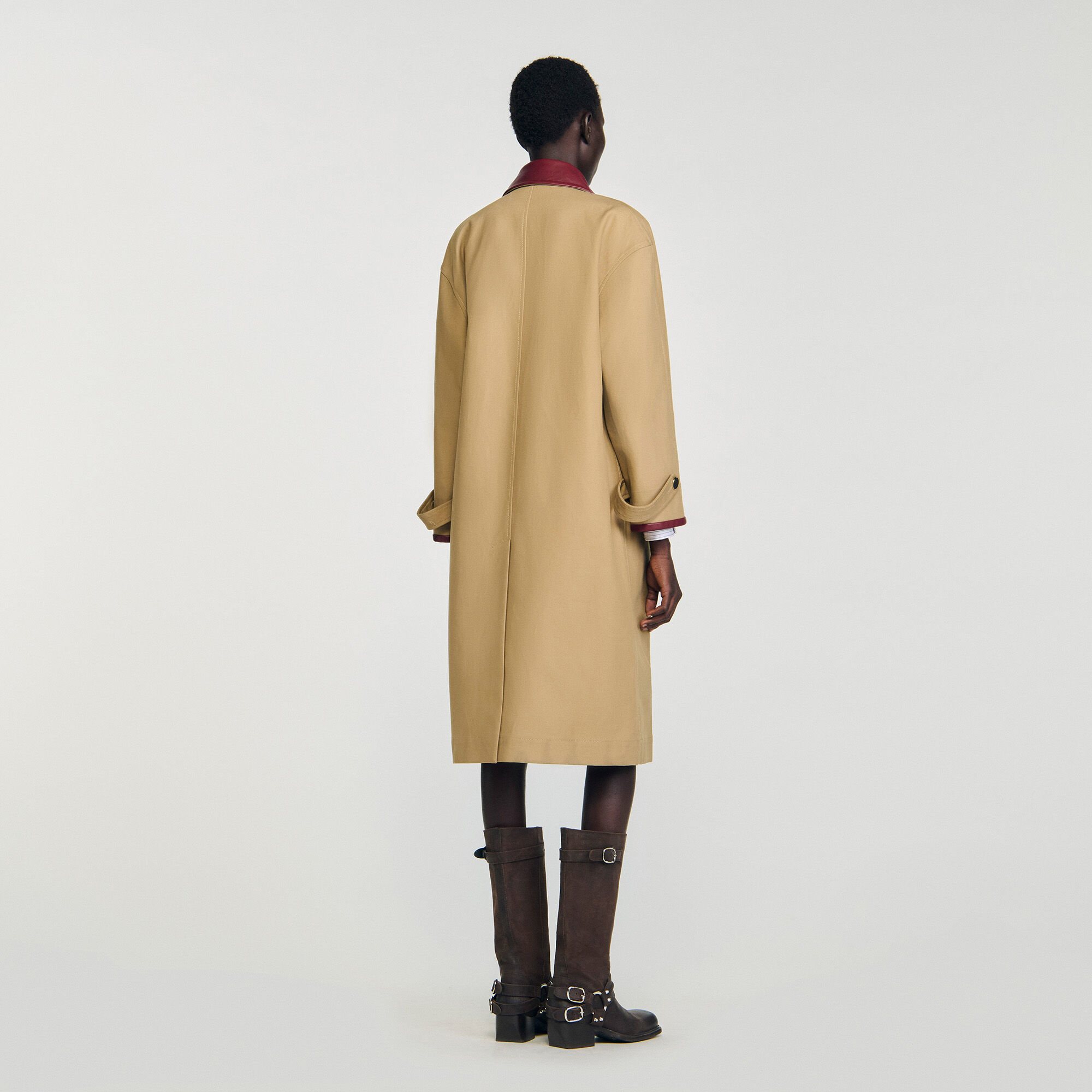 Trench lungo con colletto in pelle