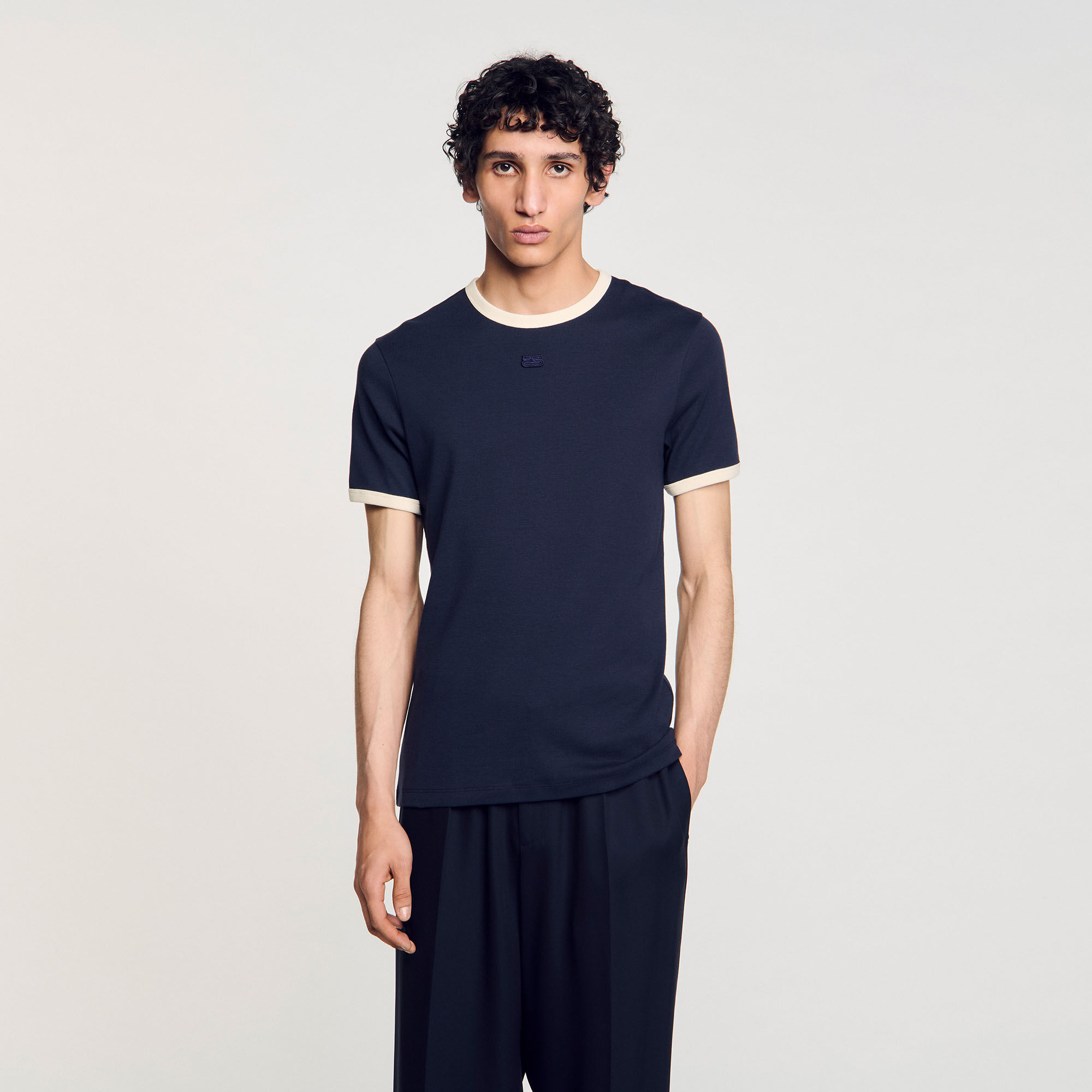 T-shirt bicolore con patch