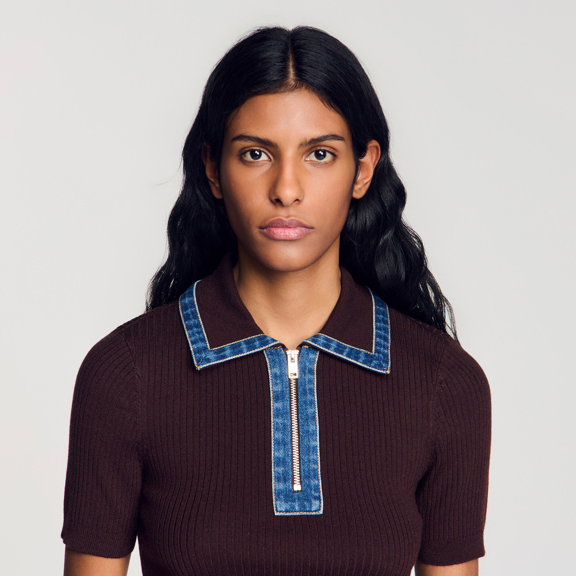 Maglia polo con colletto in denim