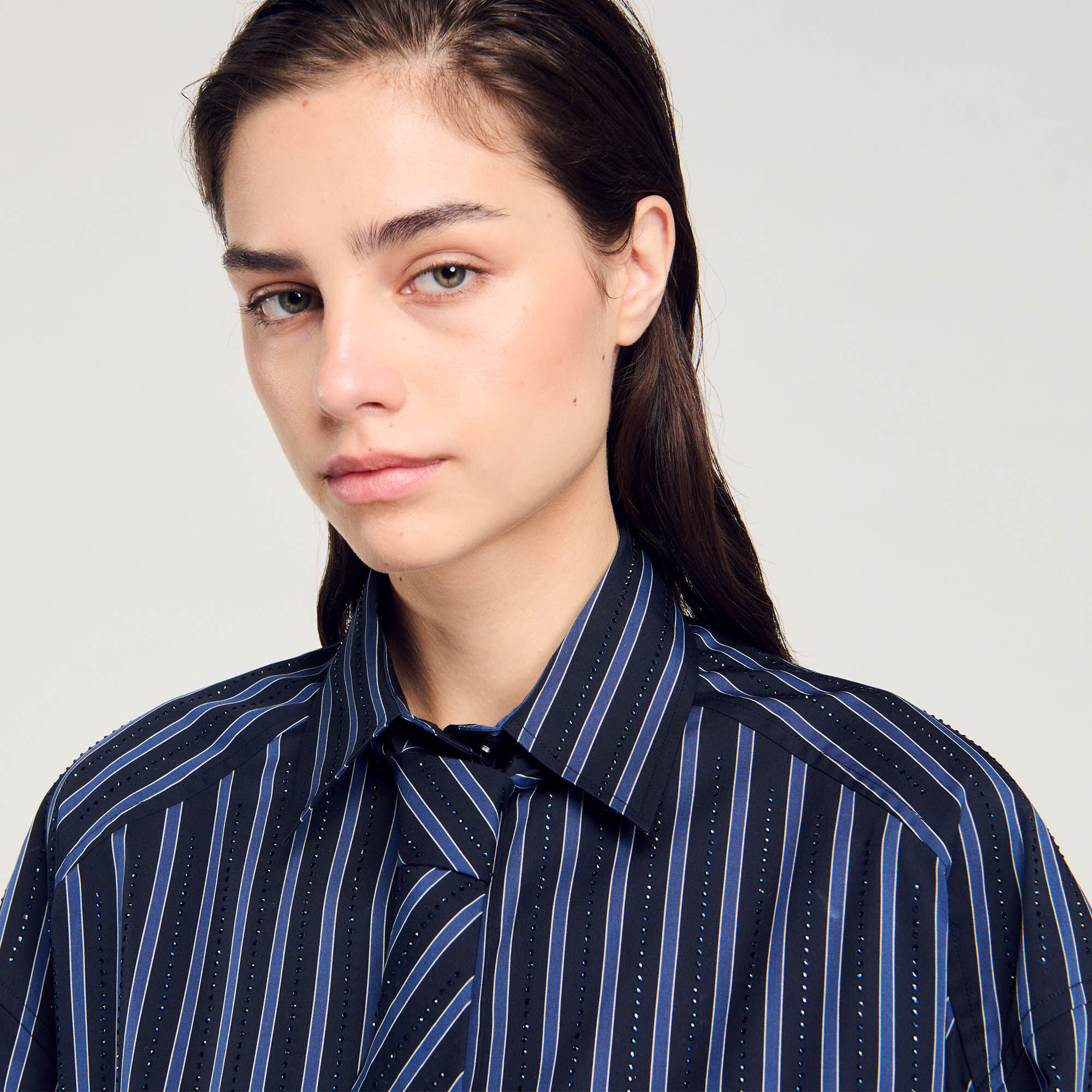 Camicia glitterata con cravatta