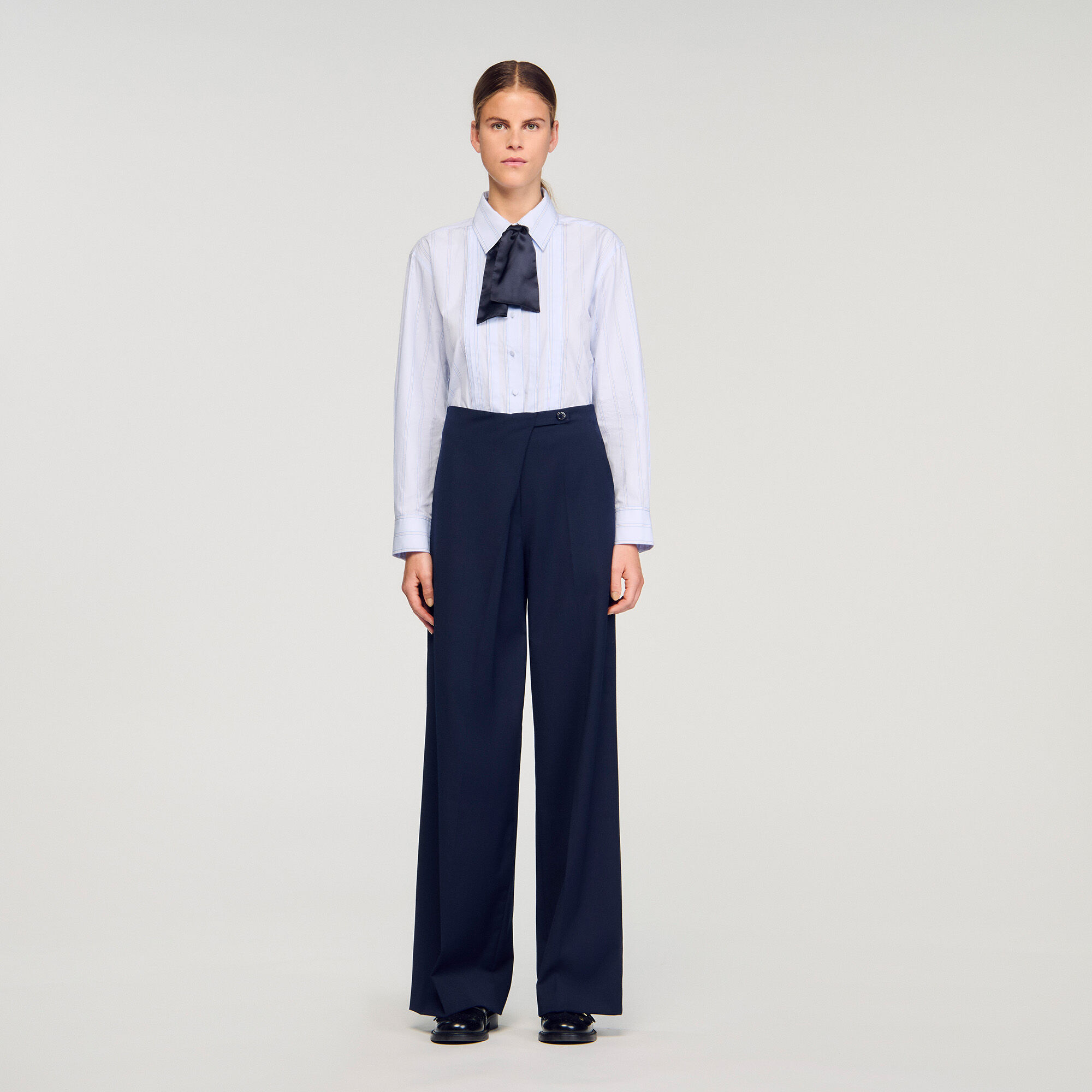 Pantaloni dritti asimmetrici