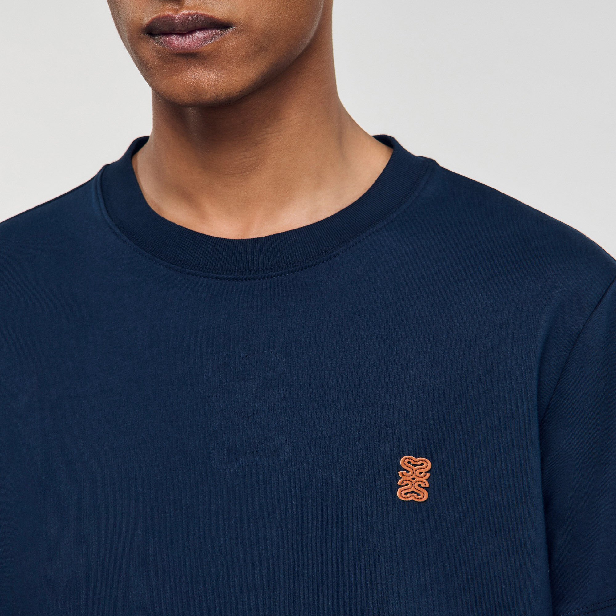 T-shirt con logo in pelle