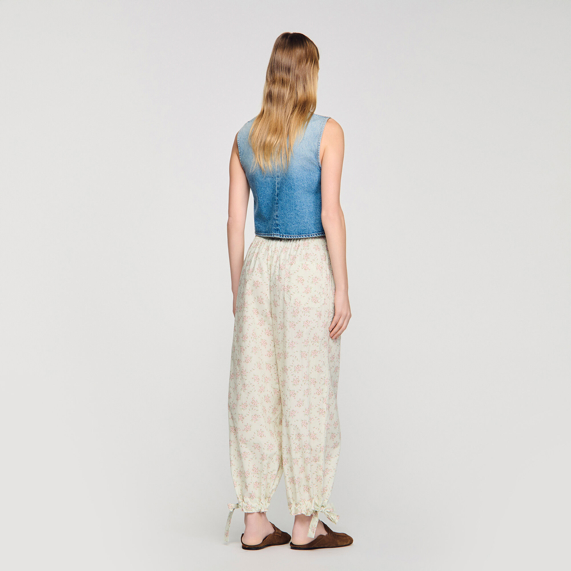 Gilet corto di jeans con borchie