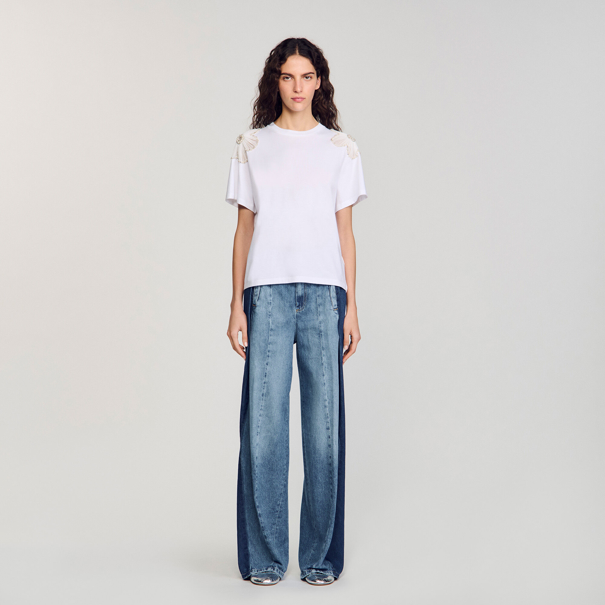 T-shirt con fiori ricamati