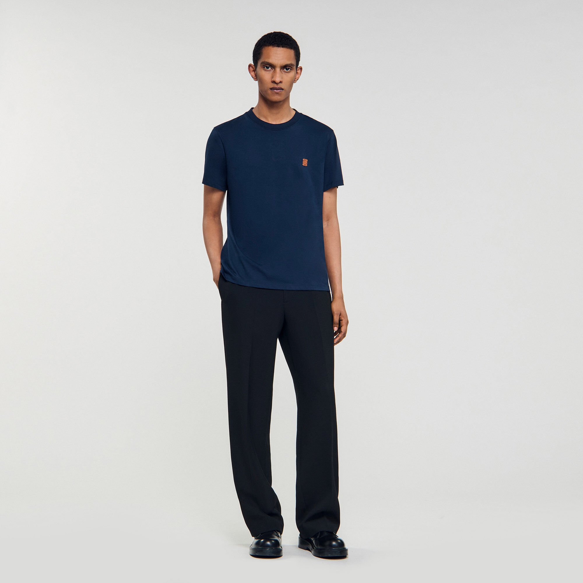 T-shirt con logo in pelle