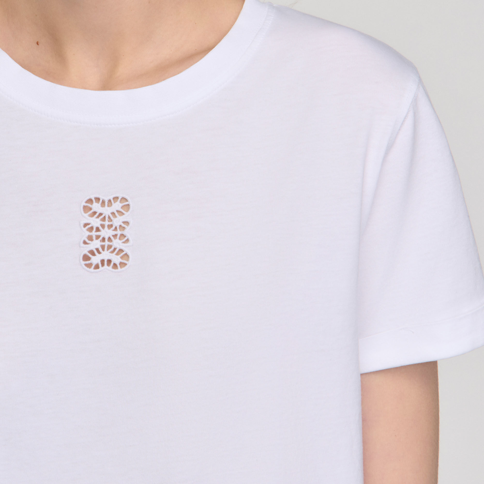 T-shirt in cotone con ricamo